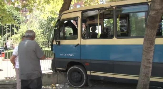 ankarada-freni-bosalan-minibus-sitenin-demir-parmakliklarina-carpti-6-yarali.webp