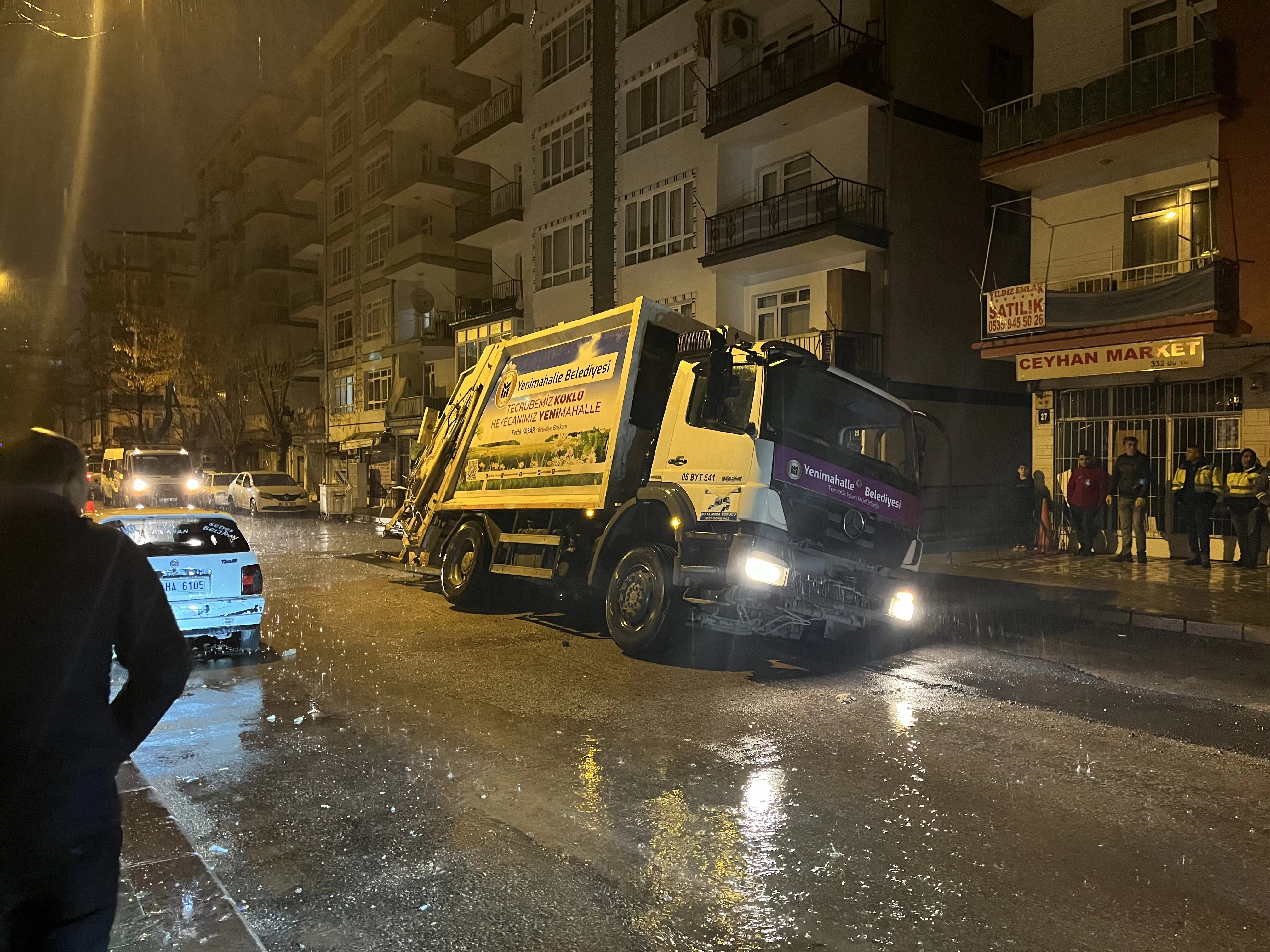 Ankara'da şiddetli yağış yolların çökmesine çöp kamyonun askıda kalmasına neden oldu