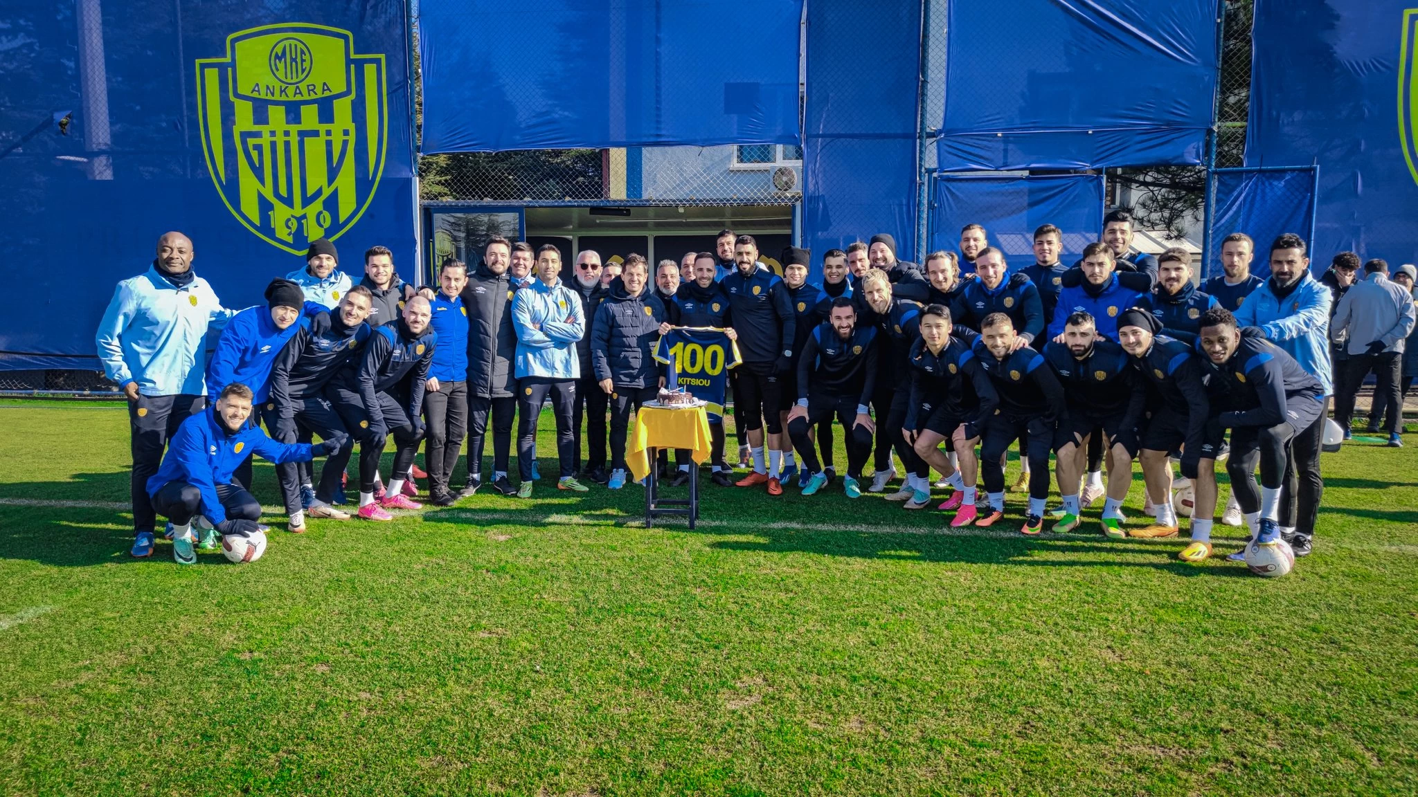 Ankaragücü forması ile 100. maçına çıkan Kitsiou'ya pasta kesildi