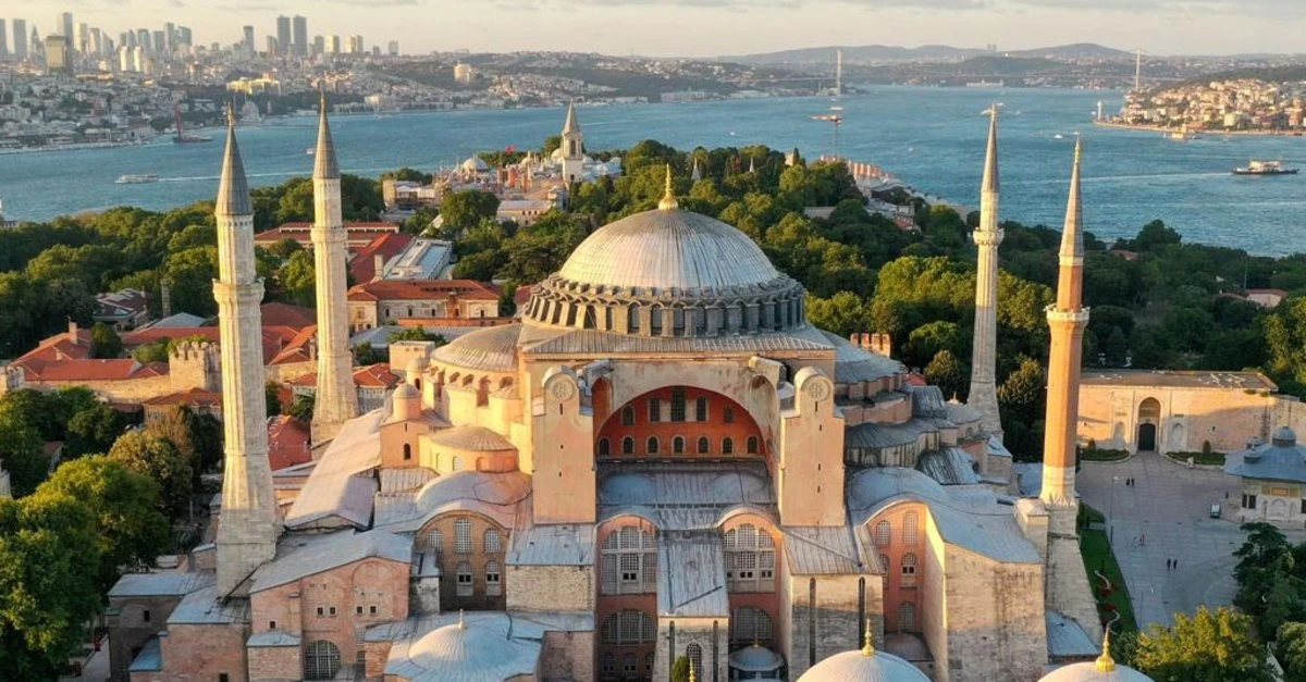 Ayasofya Camisinde yeni düzenleme! 15 Ocak'tan itibaren girişler ücretli olacak!