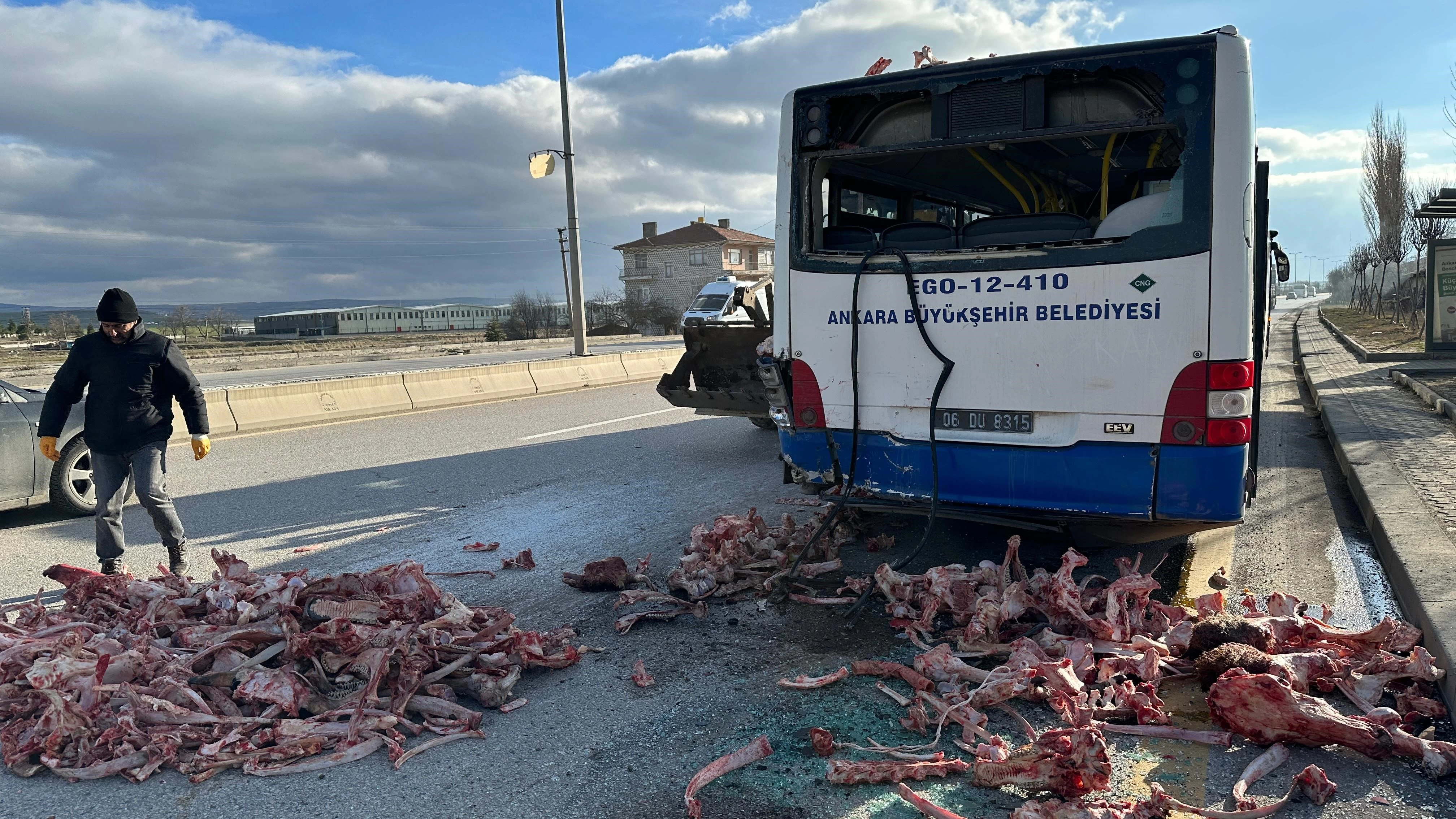 Ankara Çubuk'ta kemik yüklü kamyon EGO otobüsüne çarptı! Kemikler yola savruldu - Resim : 2