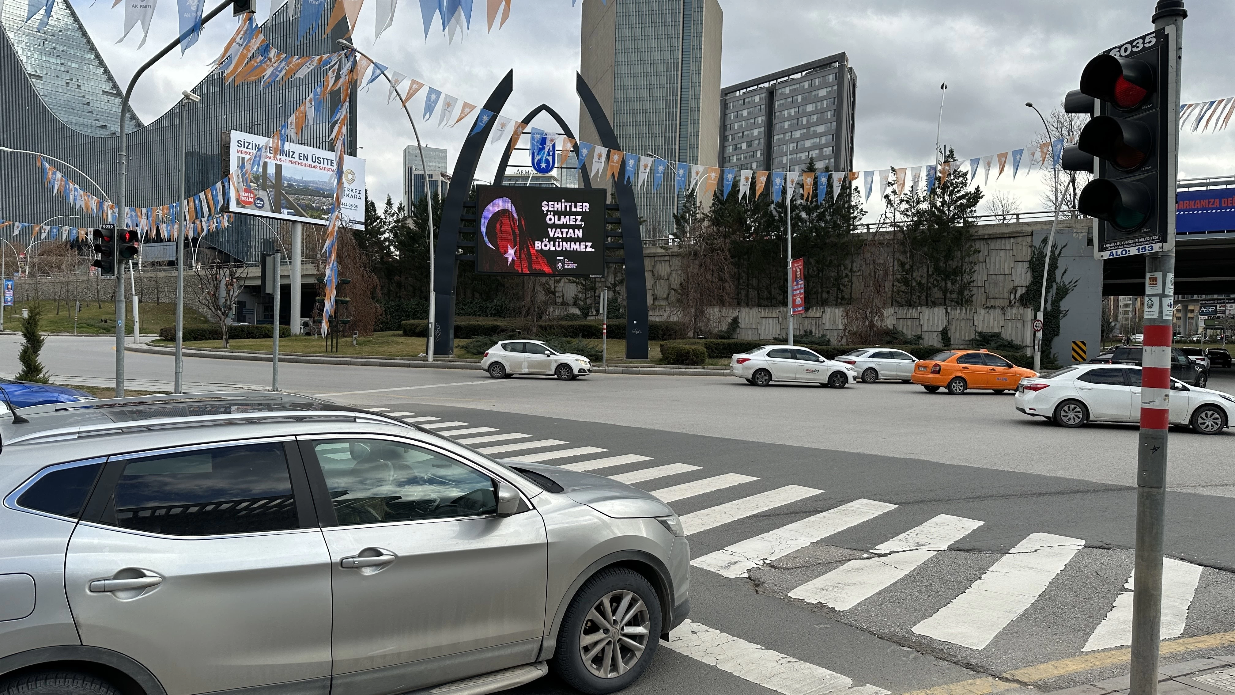 Başkentte 'Şehitler Ölmez, Vatan Bölünmez' yazısı her yerde - Resim : 2