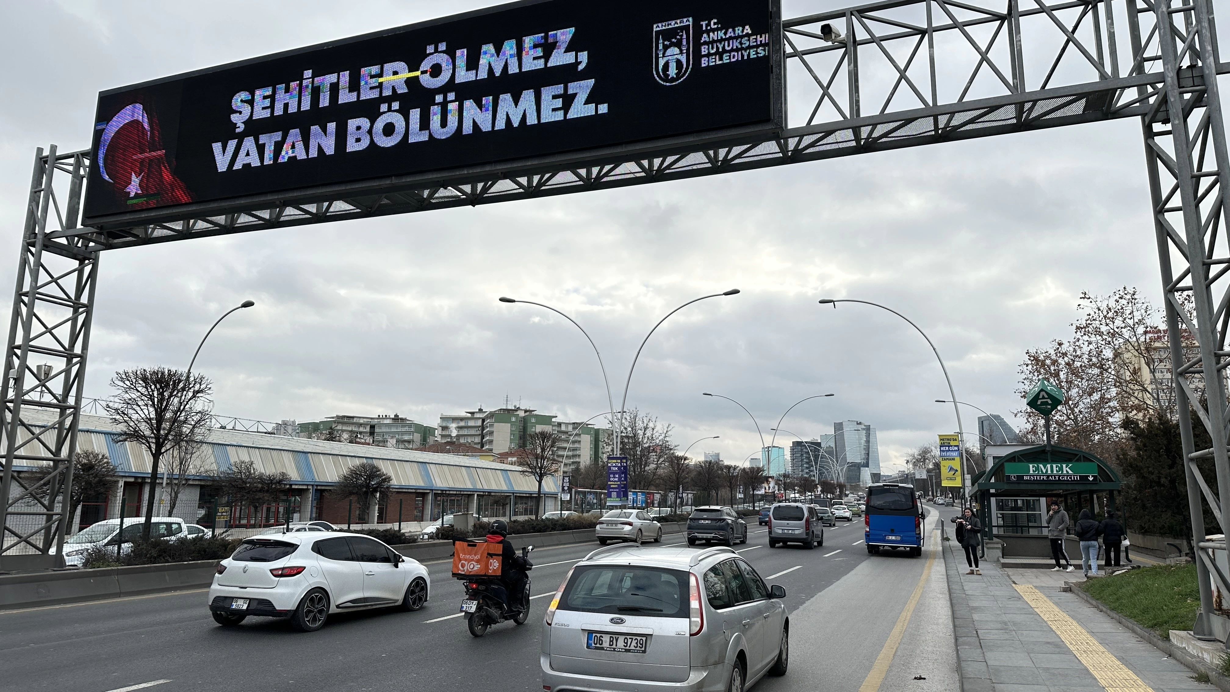 Başkentte 'Şehitler Ölmez, Vatan Bölünmez' yazısı her yerde - Resim : 4