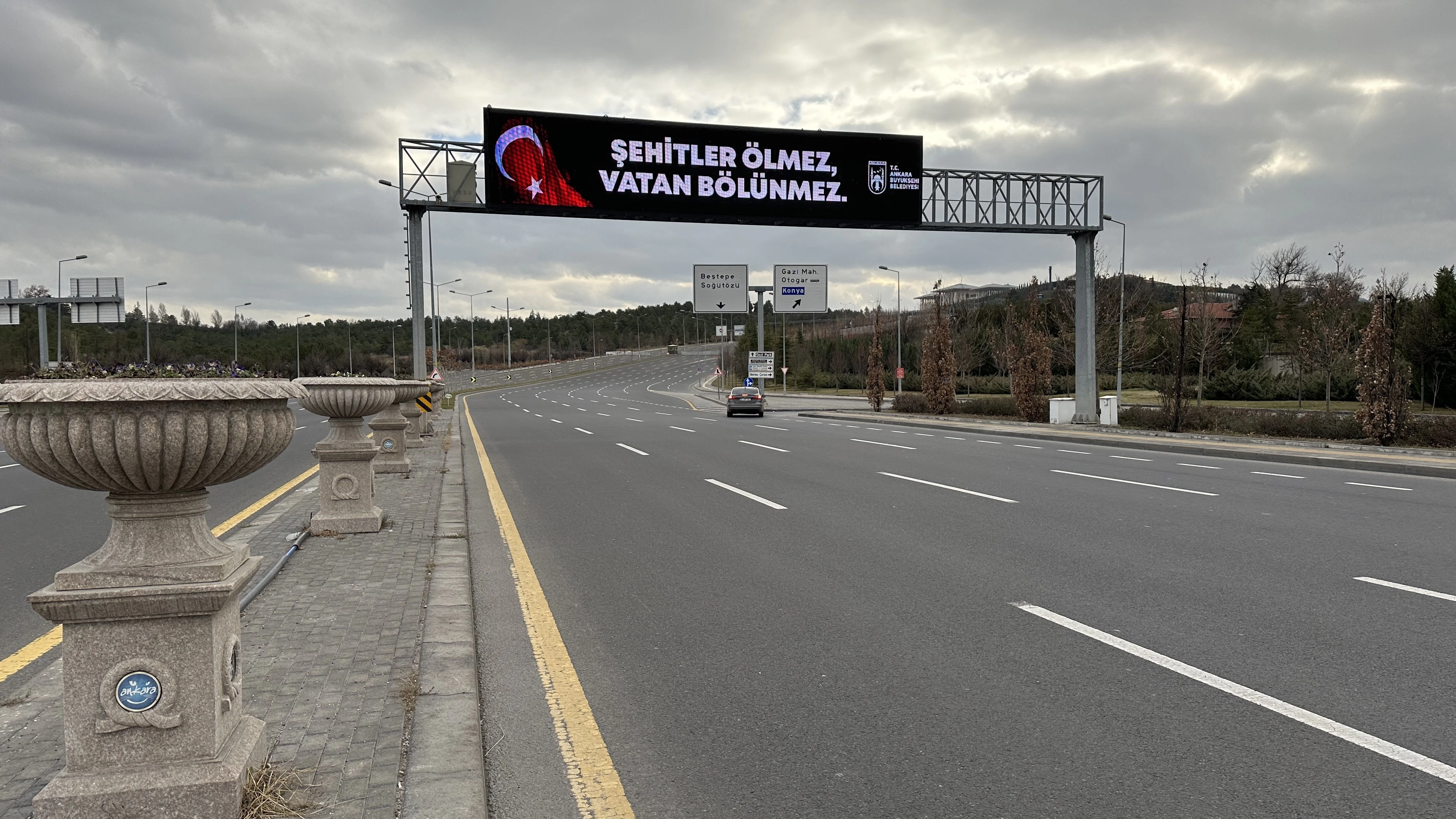 Başkentte 'Şehitler Ölmez, Vatan Bölünmez' yazısı her yerde - Resim : 3