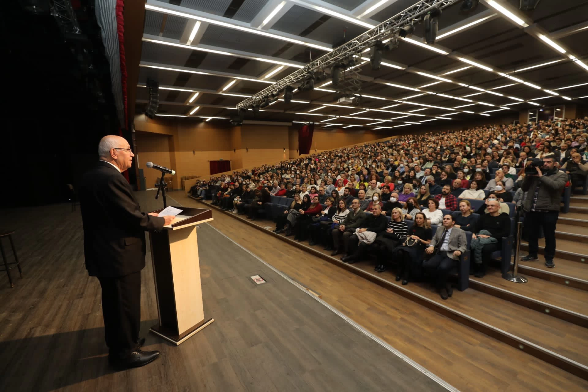 Yenimahalle Belediye Başkanı Fethi Yaşar Nazım Hikmet adına düzenlenen gösteriye katıldı