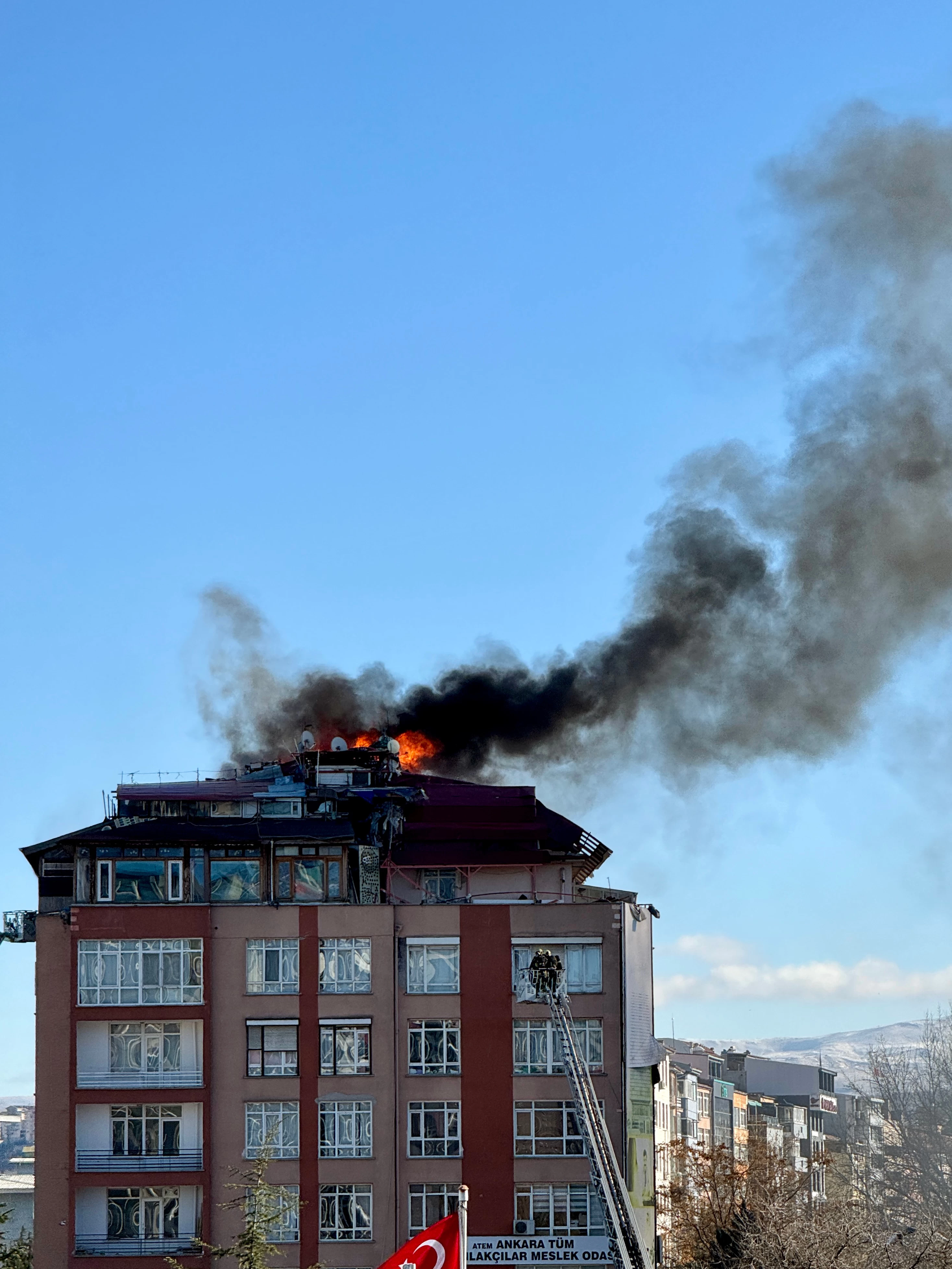 Ankara'da 7 katlı bir binada yangın çıktı!