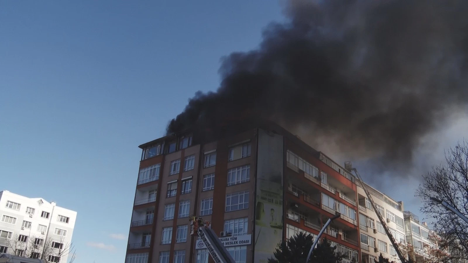 Ankara Çankaya'da çatı yangını kontrol altına alındı!