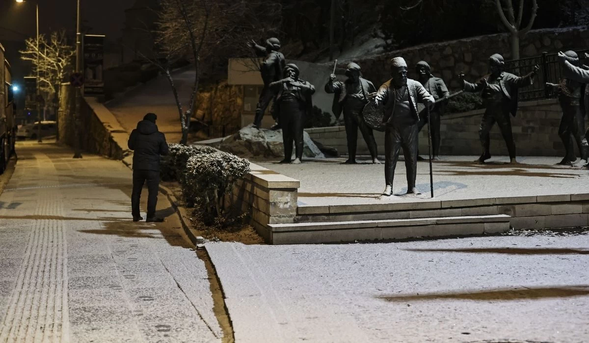 Ankara'da kar yağışı gece boyu devam etti