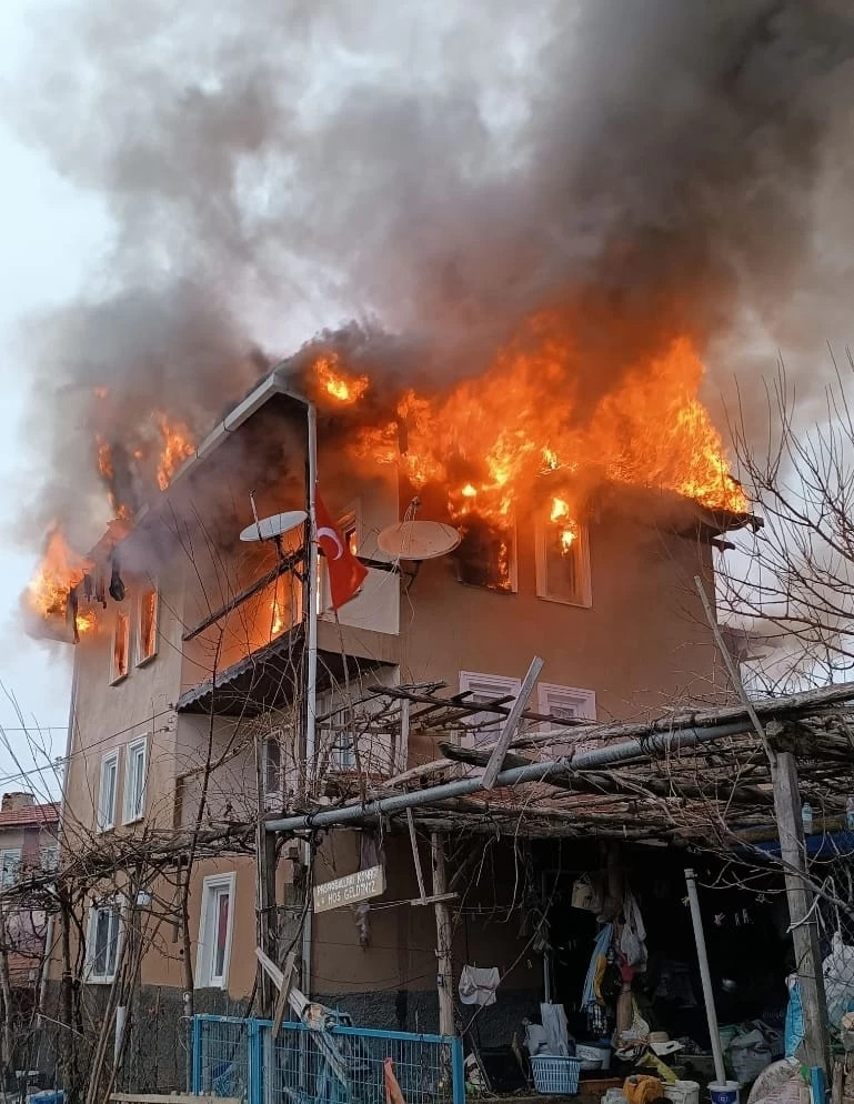 Ankara'nın Nallıhan ilçesinde 3 katlı ahşap evde yangın çıktı!