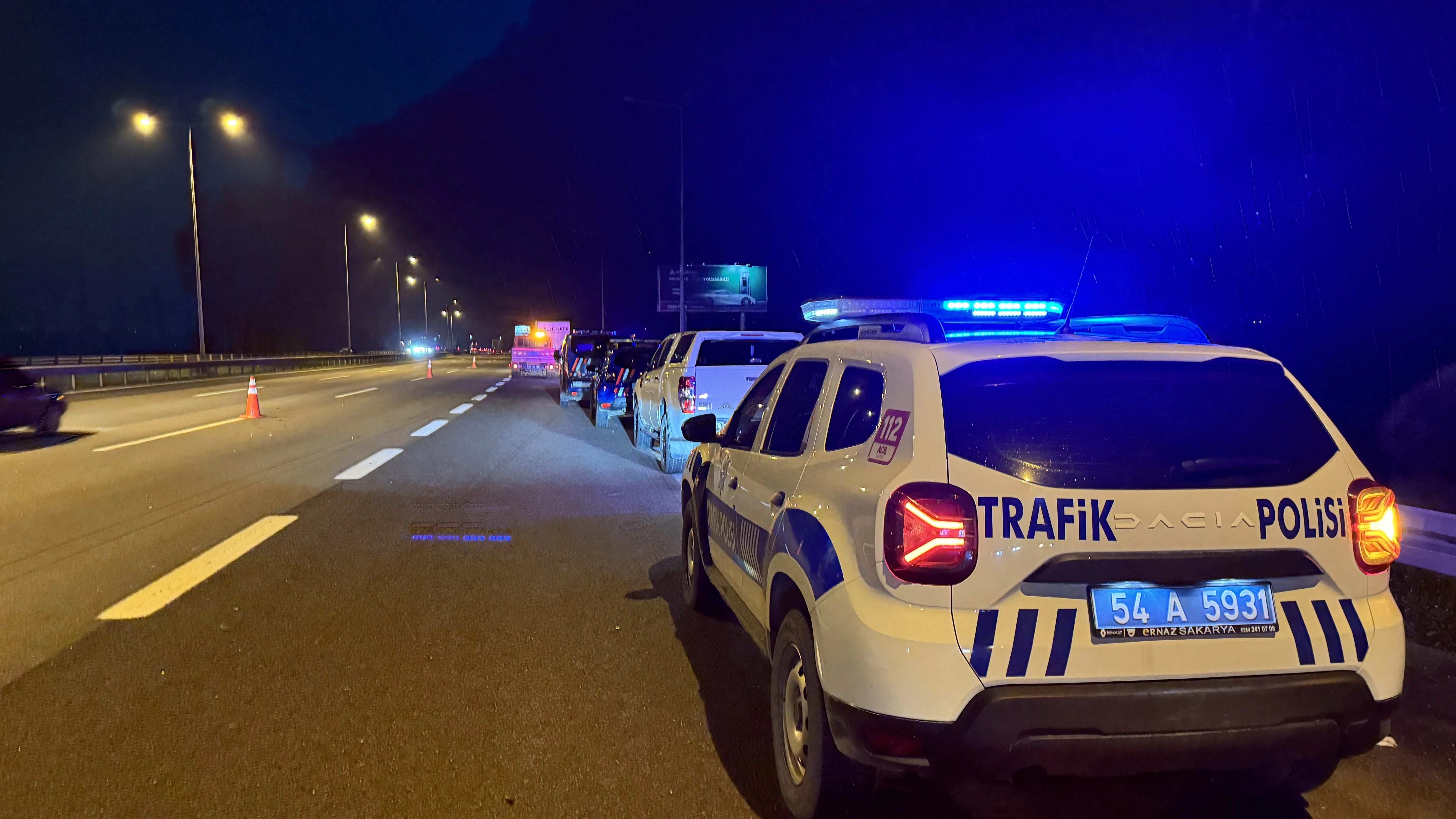 Ankara Emniyet Müdürlüğü'nde görevli polislerin içinde bulunduğu otomobil tıra çarptı! 1 polis memuru hayatını kaybetti - Resim : 2
