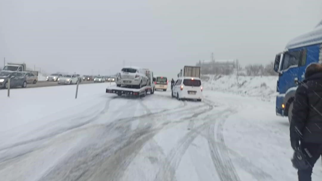 Ankara-Kırıkkale yolunda kar ulaşımda aksamalara neden oldu! - Resim : 2