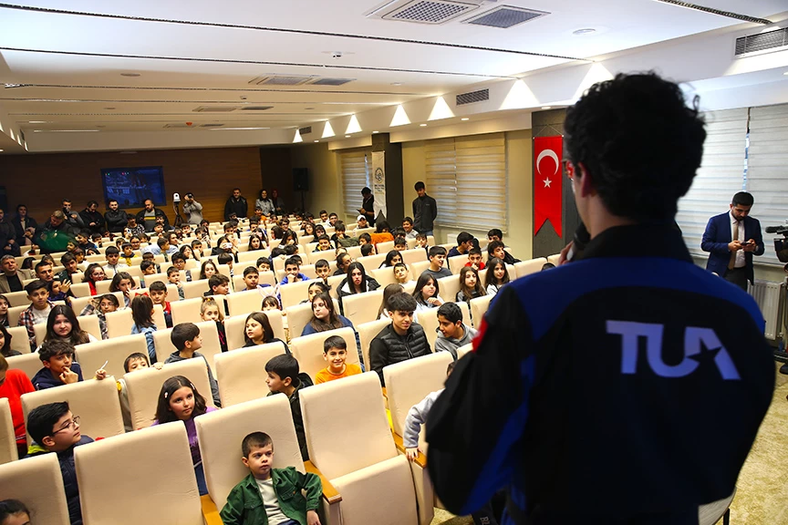 Alper Gezeravcı öğrencilerinin sorularını uzaydan cevapladı