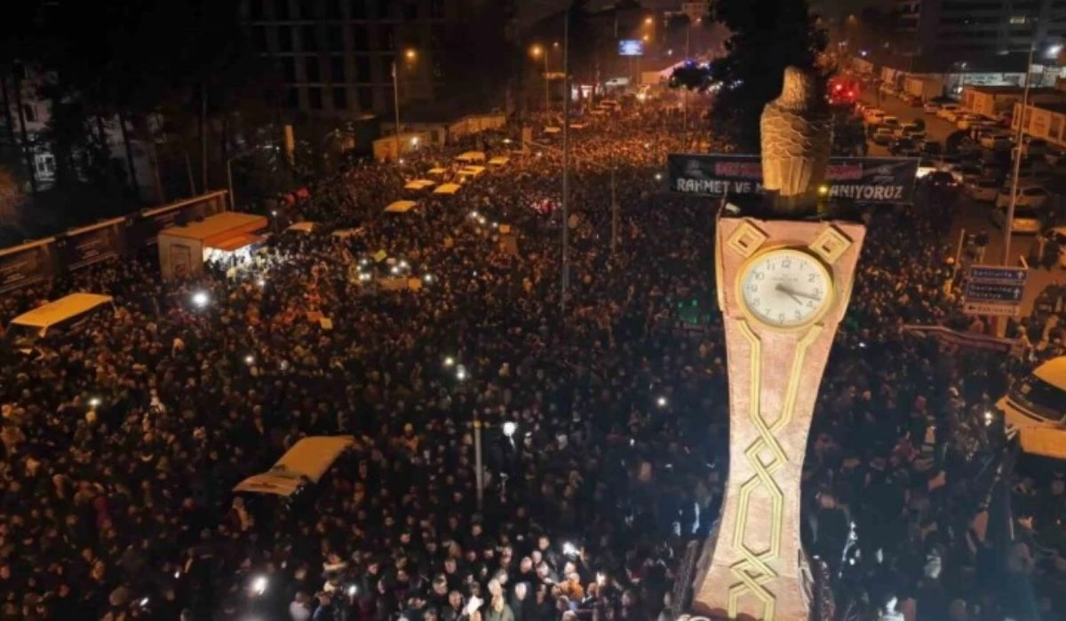 6 Şubat depremlerinin üzerinden 1 yıl geçti! Türkiye'nin dört bir yanında anma etkinlikleri düzenlendi - Resim : 3