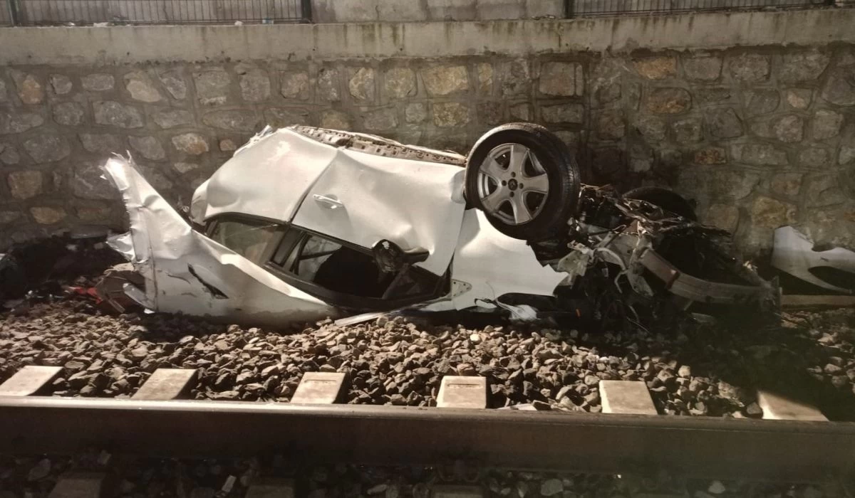 Ankara'da feci kaza! Otomobil ikiye bölündü, 1 genç öldü, 2 kişi ağır yaralandı - Resim : 2