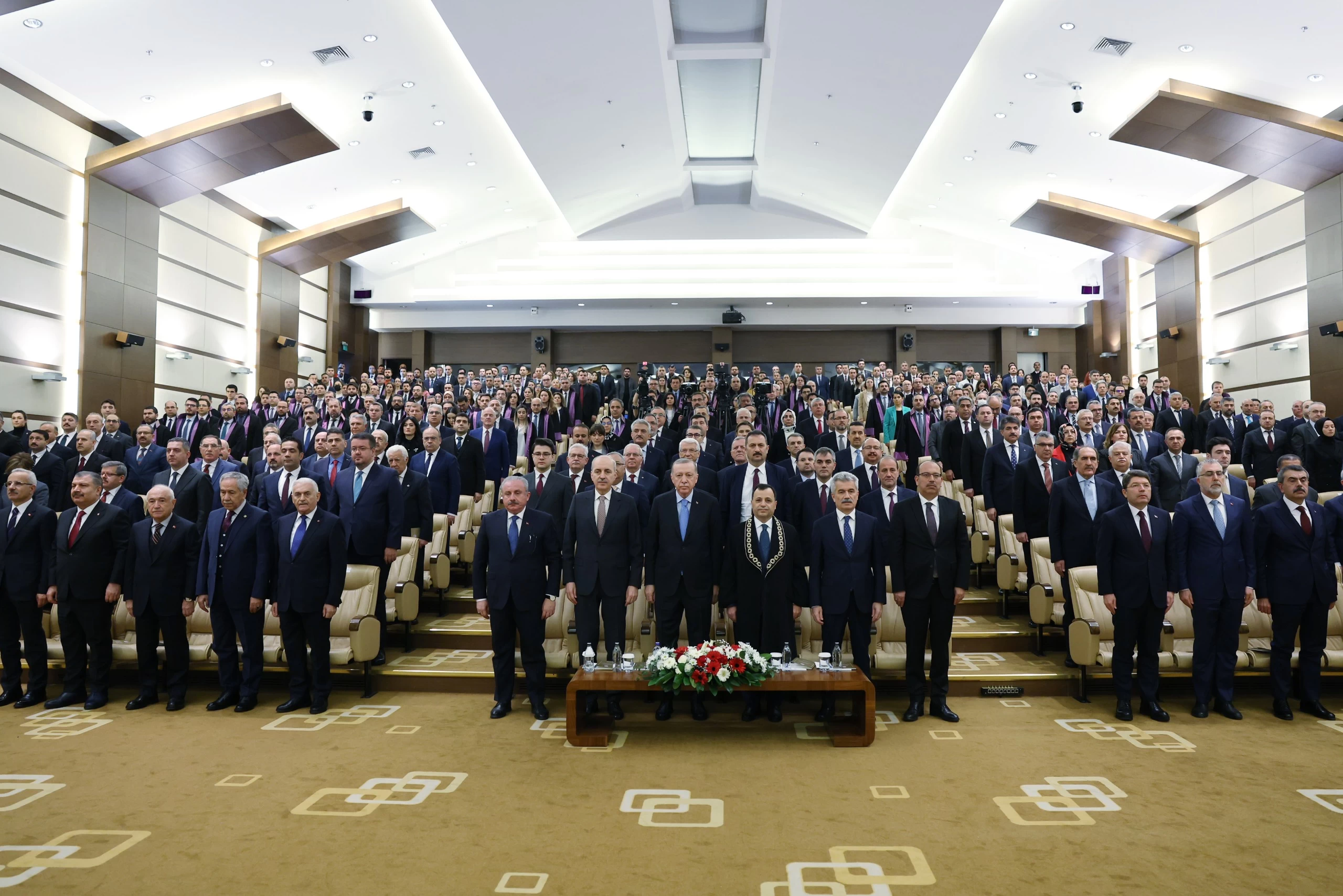 AYM'nin yeni üyesi Yılmaz Akçil yemin ederek görevine başladı