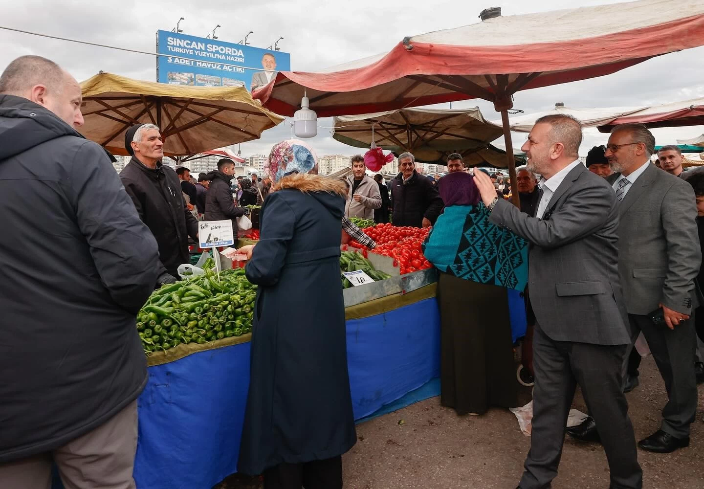 Sincan Belediye Başkanı Ercan semt pazarında esnaf ve vatandaşla bir araya geldi!