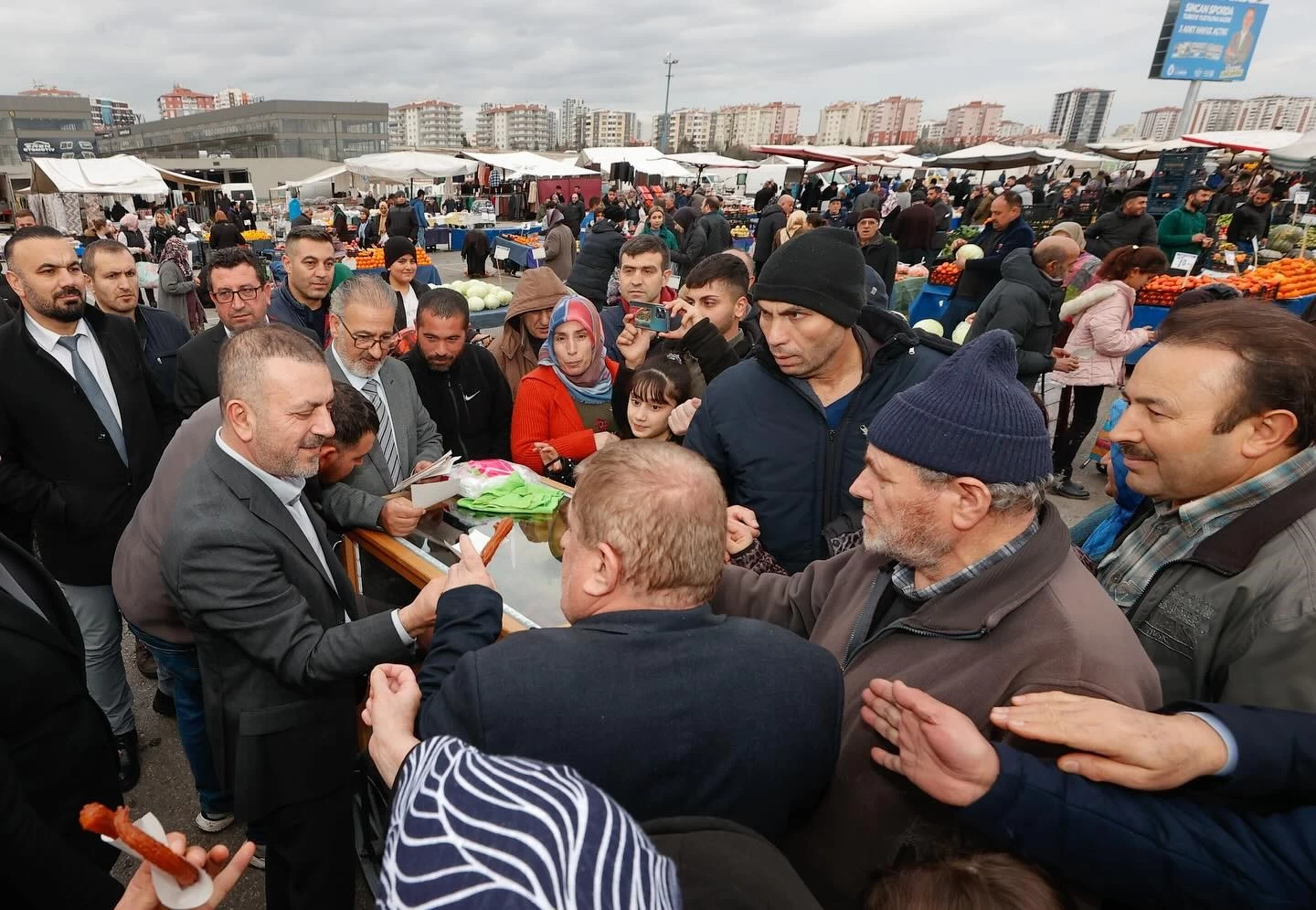 Sincan Belediye Başkanı Ercan semt pazarında esnaf ve vatandaşla bir araya geldi! - Resim : 2