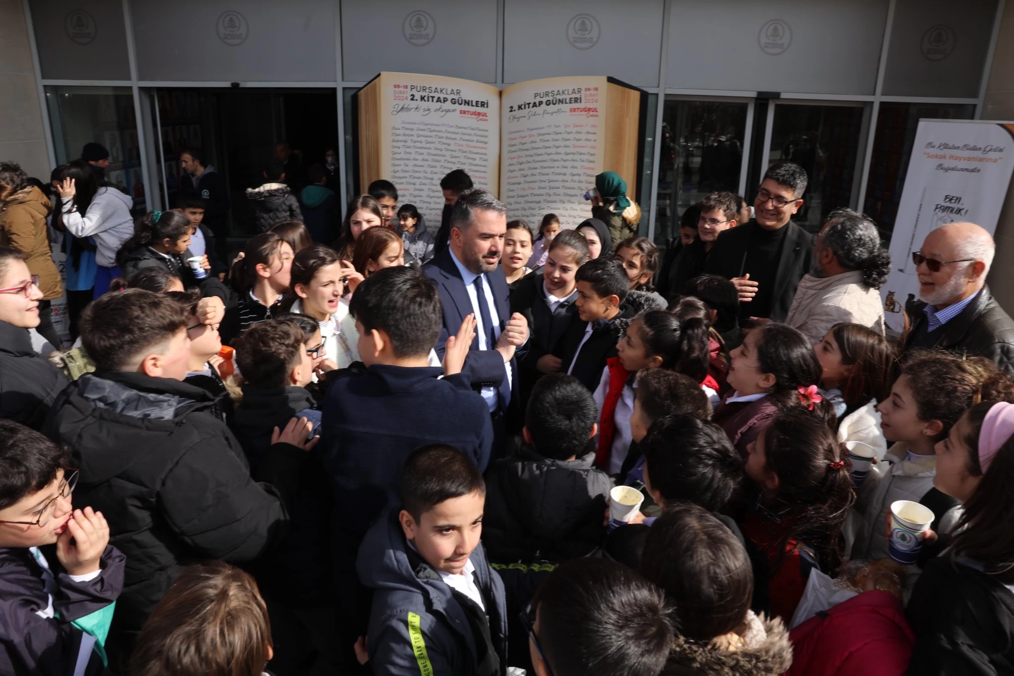 Pursaklar Belediyesi Türkiye'nin önde gelen yazarlarını ilçeye getirmeye devam ediyor