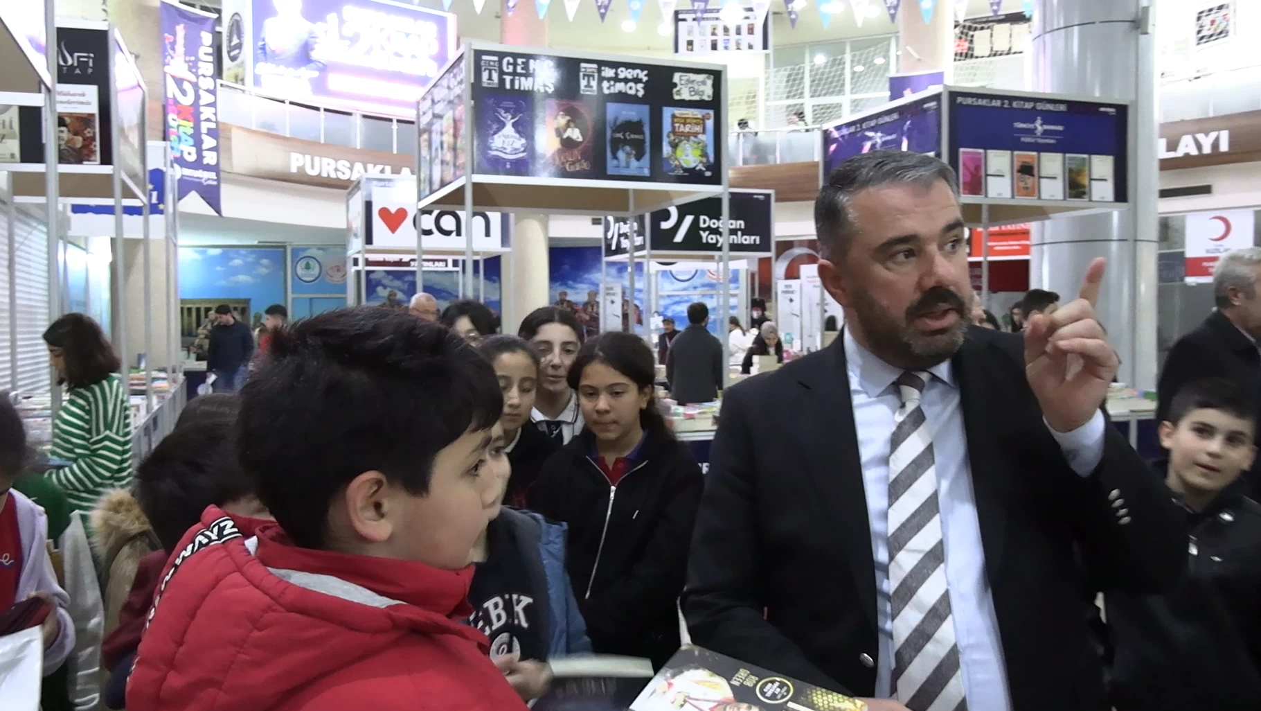 Pursaklar Belediye Başkanı Çetin kitap fuarını değerlendirdi! Pursaklar'da okuyan bütün öğrenciler kitap günlerini gördü - Resim : 2