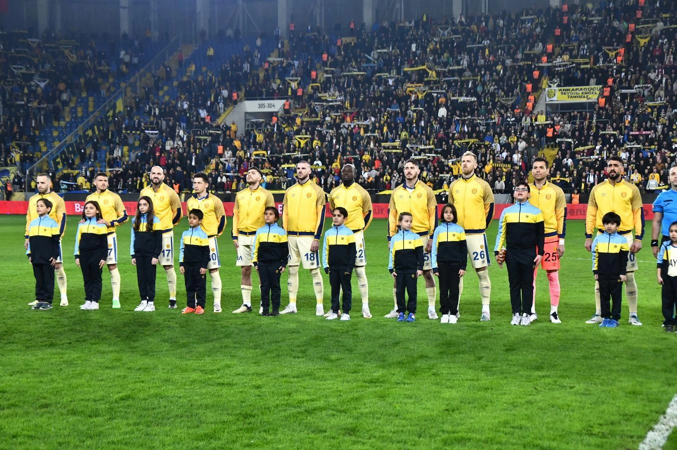 Ankaragücü - Fenerbahçe maçında seremoniye çıkan çocuklardan anlamlı mesaj - Resim : 2