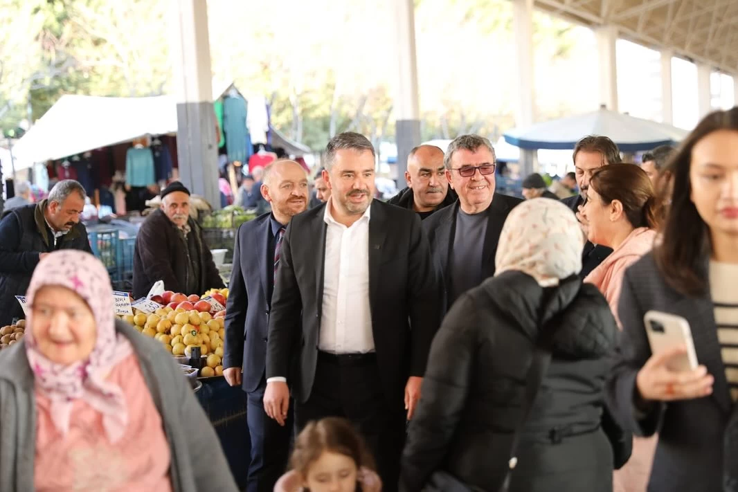 Pursaklar Belediye Başkanı Ertuğrul Çetin pazar esnafını ziyaret etti