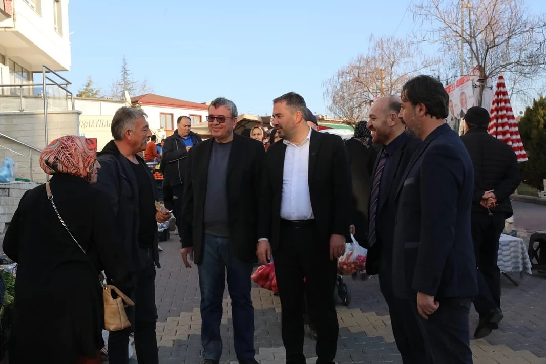 Pursaklar Belediye Başkanı Ertuğrul Çetin pazar esnafını ziyaret etti - Resim : 2