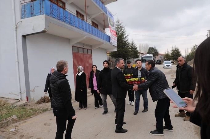 Pursaklar Belediyesi'nden Kadınlar Günü kutlaması! İlçedeki tüm kadınlara çiçek dağıtıldı