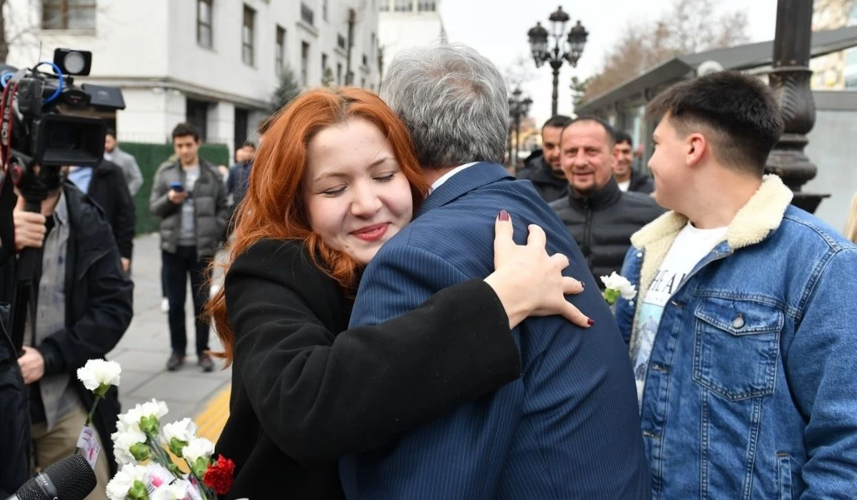 ABB Başkanı Yavaş'tan Kızılay'da kadınlara karanfil hediyesi!