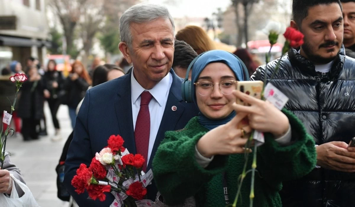 ABB Başkanı Yavaş'tan Kızılay'da kadınlara karanfil hediyesi! - Resim : 2