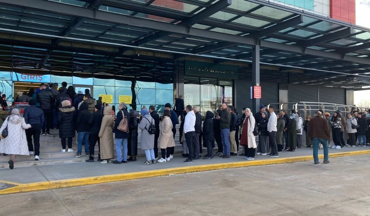 Sincan'da bir mağazada izdiham çıktı! Vatandaşlar arasında tansiyon yükseldi