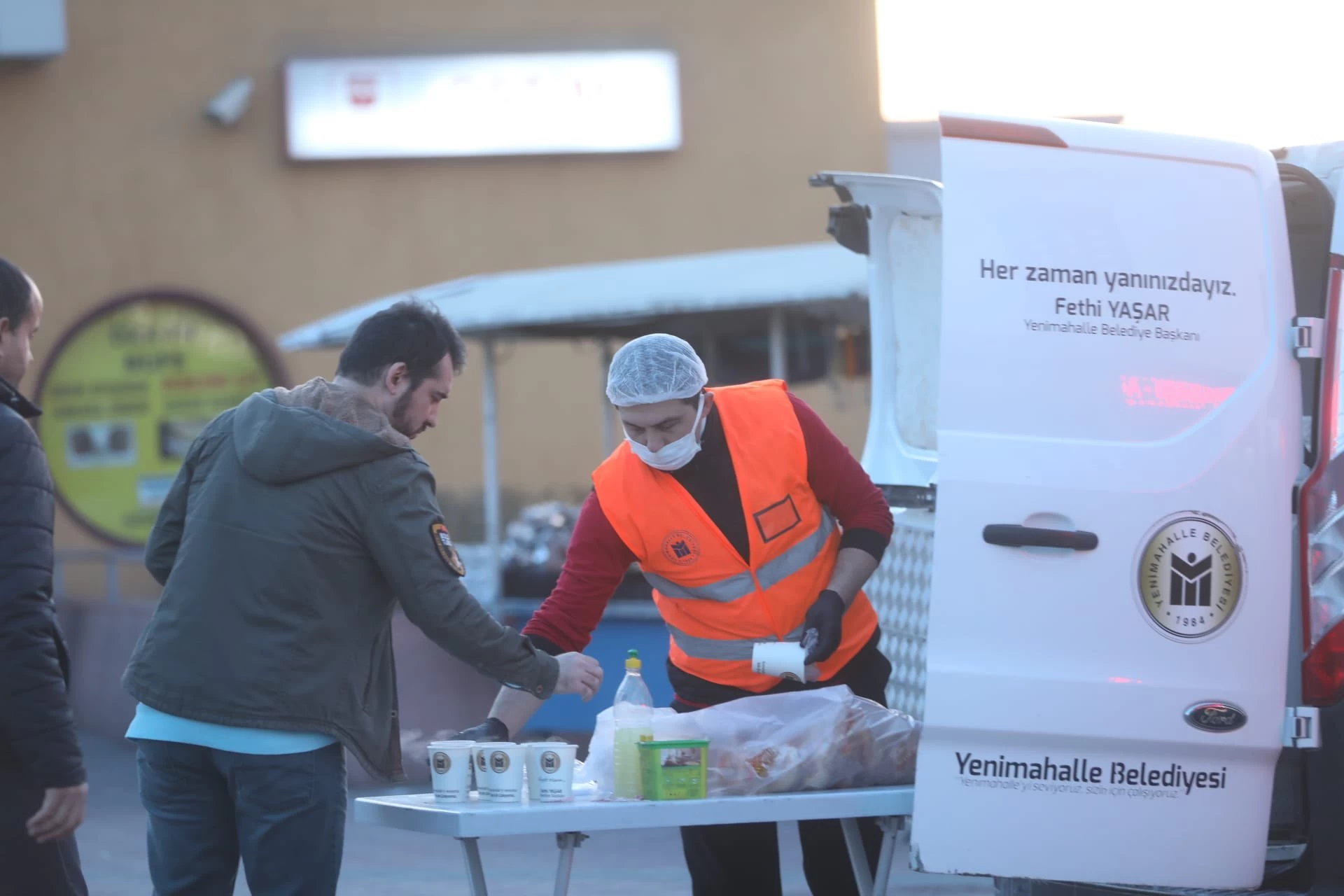 Yenimahalle Belediyesi'nden iftar için metrolarda çorba ikramı