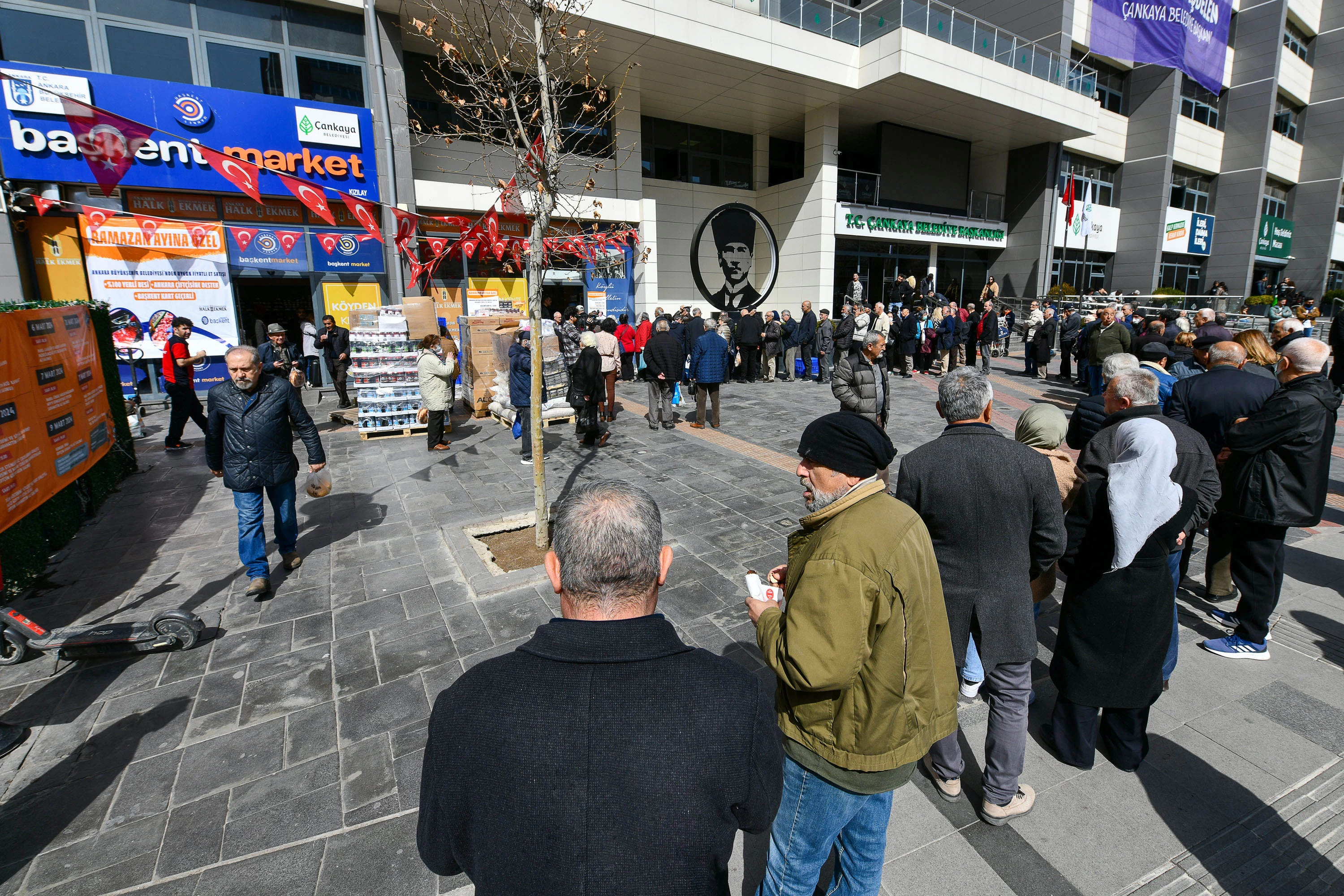 Başkent Marketler'de uygun fiyatlı et satışına vatandaşın ilgisi devam ediyor!