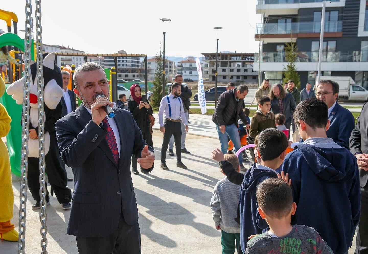 Sincan Belediyesi yeni oyun alanları açarak çocukların yüzünü güldürüyor