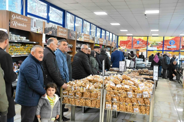 Başkent Marketlerde uygun fiyatlı et satışının üçüncü gününde uzun kuyruklar devam ediyor!