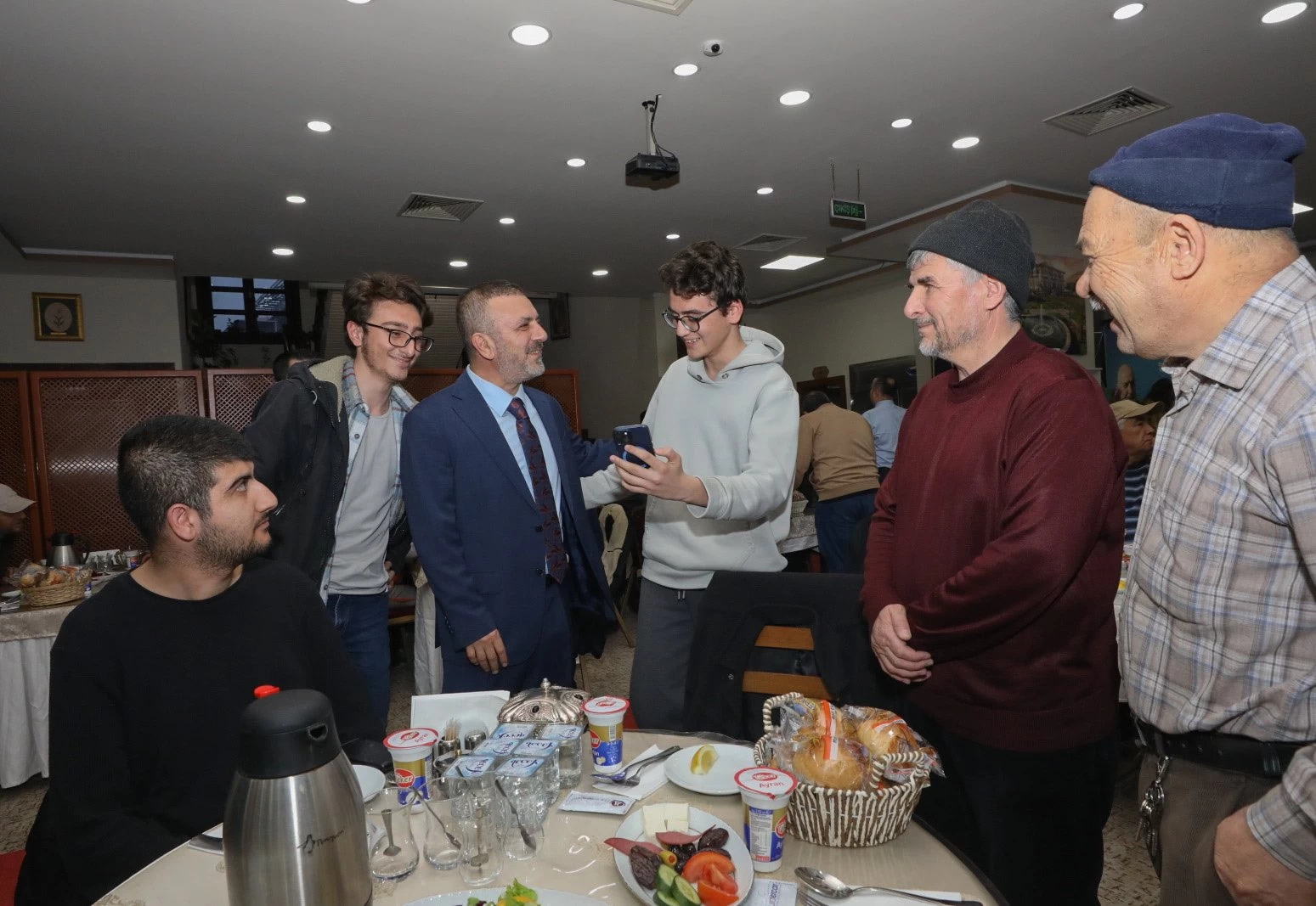 Sincan Belediye Başkanı Murat Ercan engelli bireyler ve aileleri için hazırlanan iftar yemeğine katıldı - Resim : 2