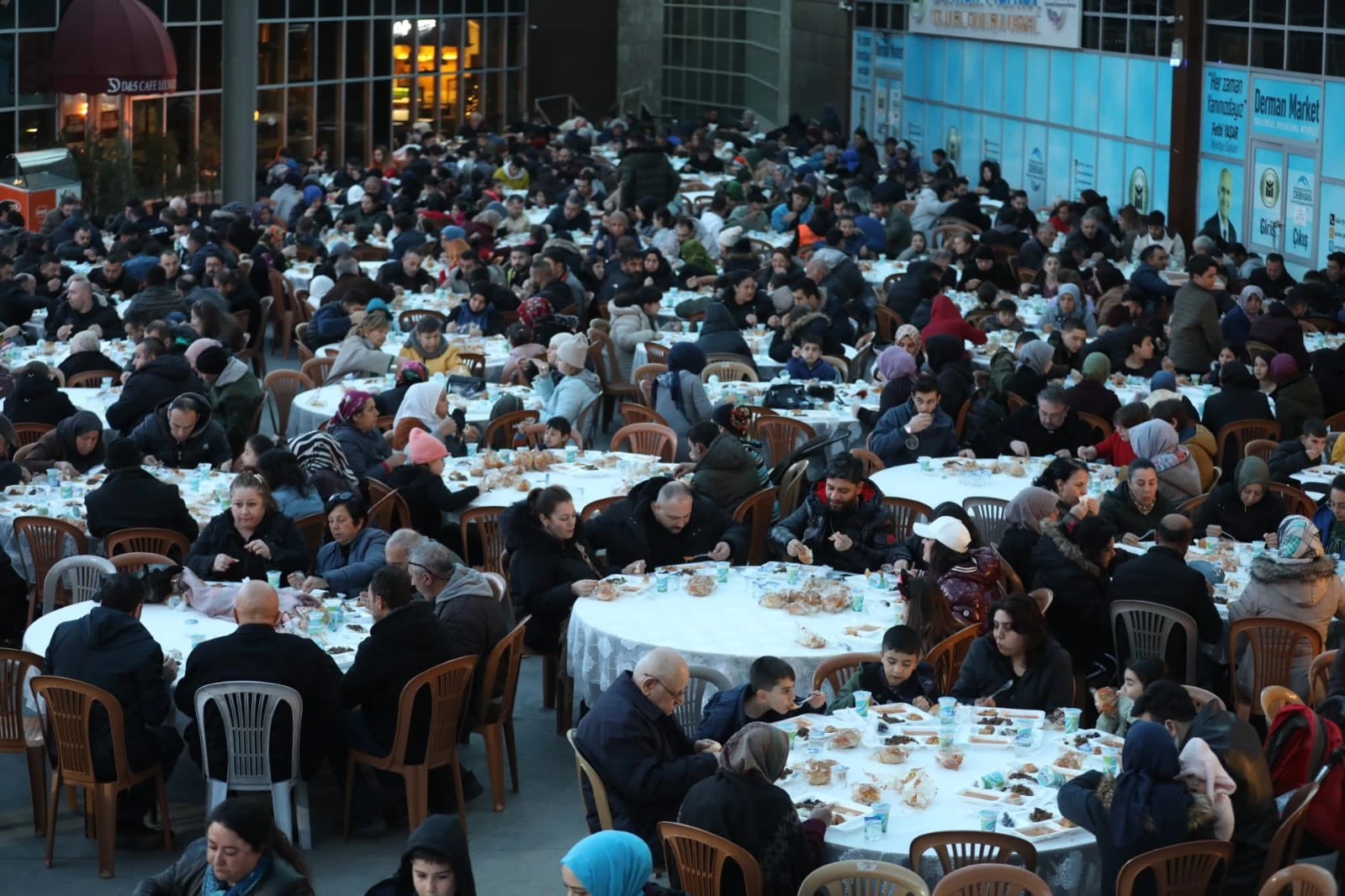 Yenimahalle Belediyesi Geleneksel Mahalle İftarları Karşıyaka'da devam etti