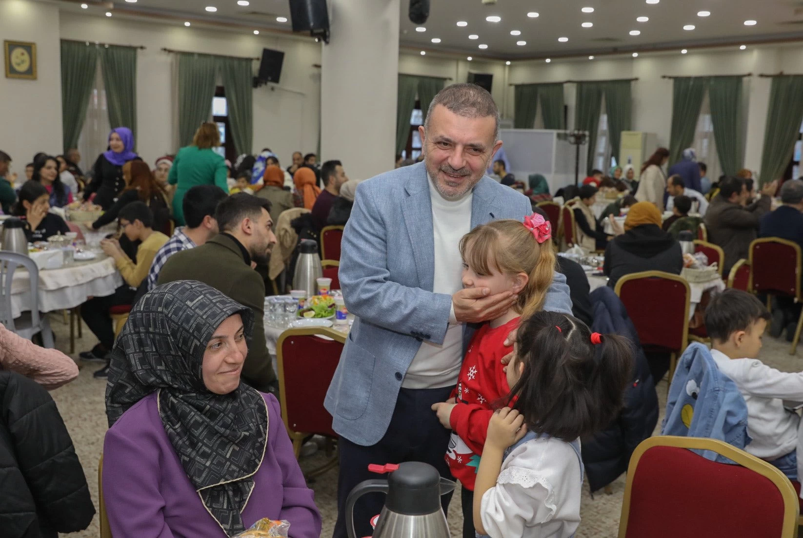 Sincan Belediye Başkanı Murat Ercan çocuklar ve veliler için verilen iftar yemeğine katıldı - Resim : 2