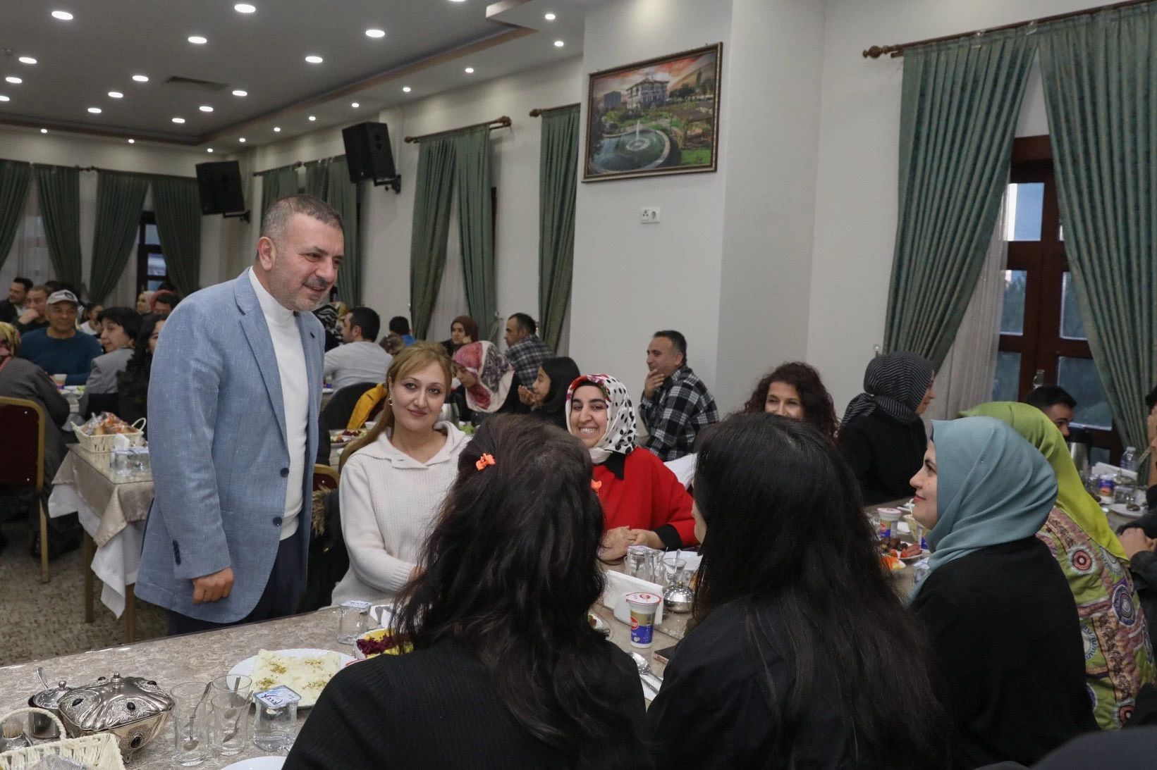 Sincan Belediye Başkanı Murat Ercan çocuklar ve veliler için verilen iftar yemeğine katıldı