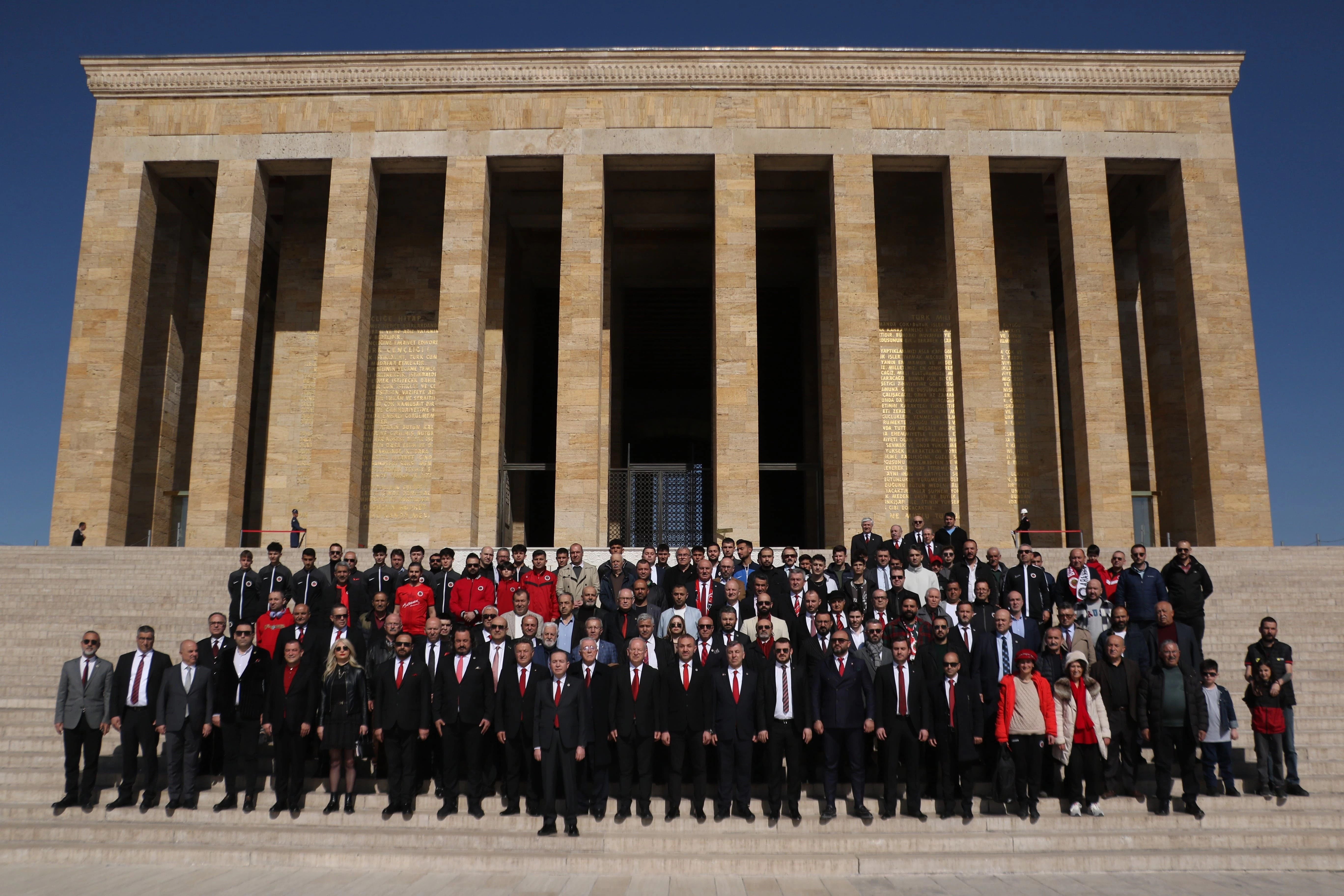 Gençlerbirliği Başkanı Osman Sungur Anıtkabir'i ziyaret etti - Resim : 2