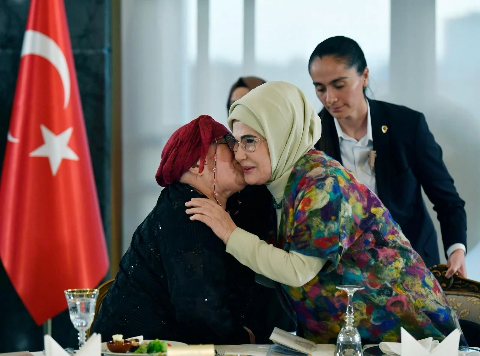 Emine Erdoğan, Cumhurbaşkanlığı Külliyesi'nde huzurevi sakinleriyle iftarda buluştu! - Resim : 2