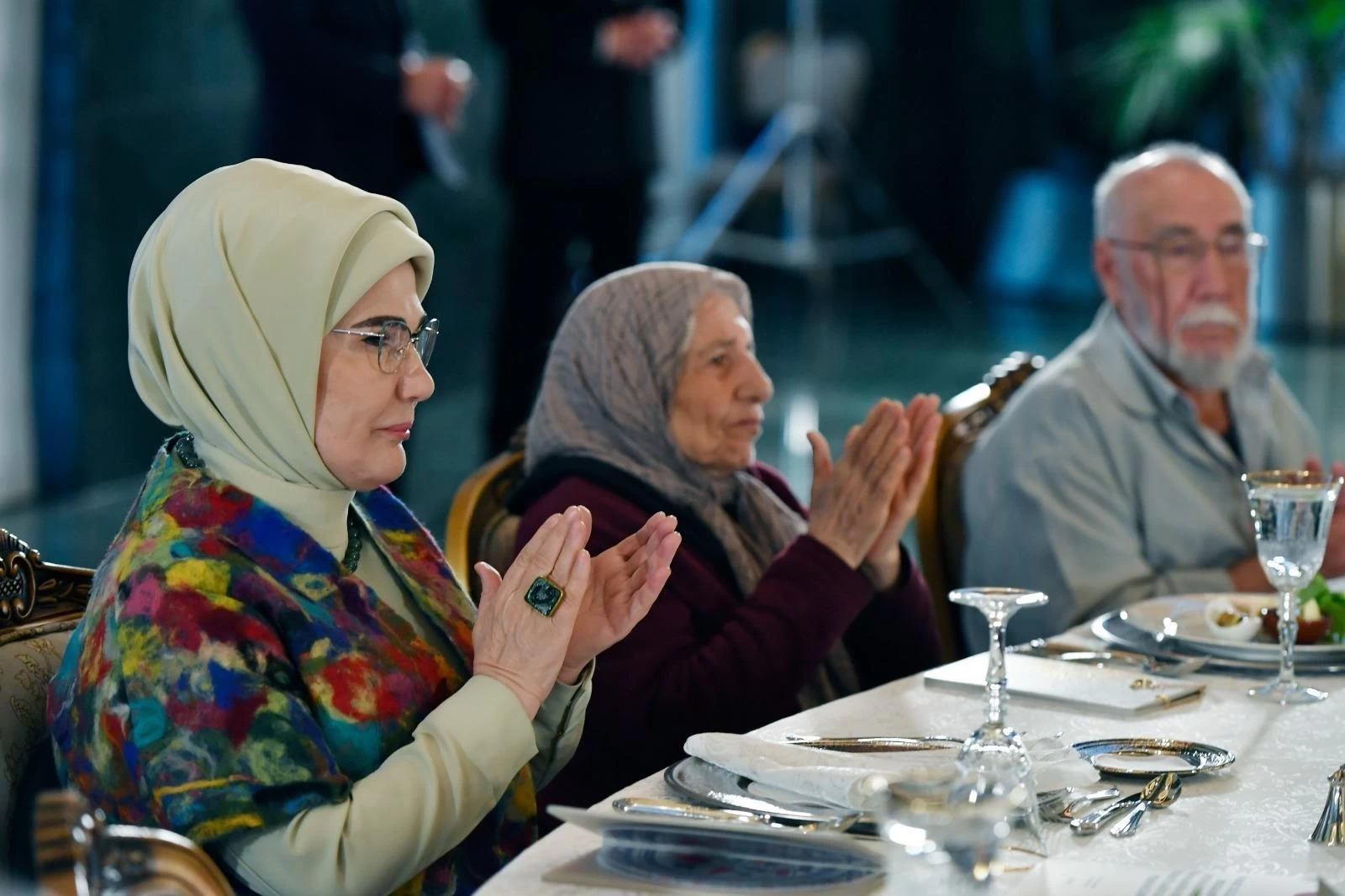 Emine Erdoğan, Cumhurbaşkanlığı Külliyesi'nde huzurevi sakinleriyle iftarda buluştu!