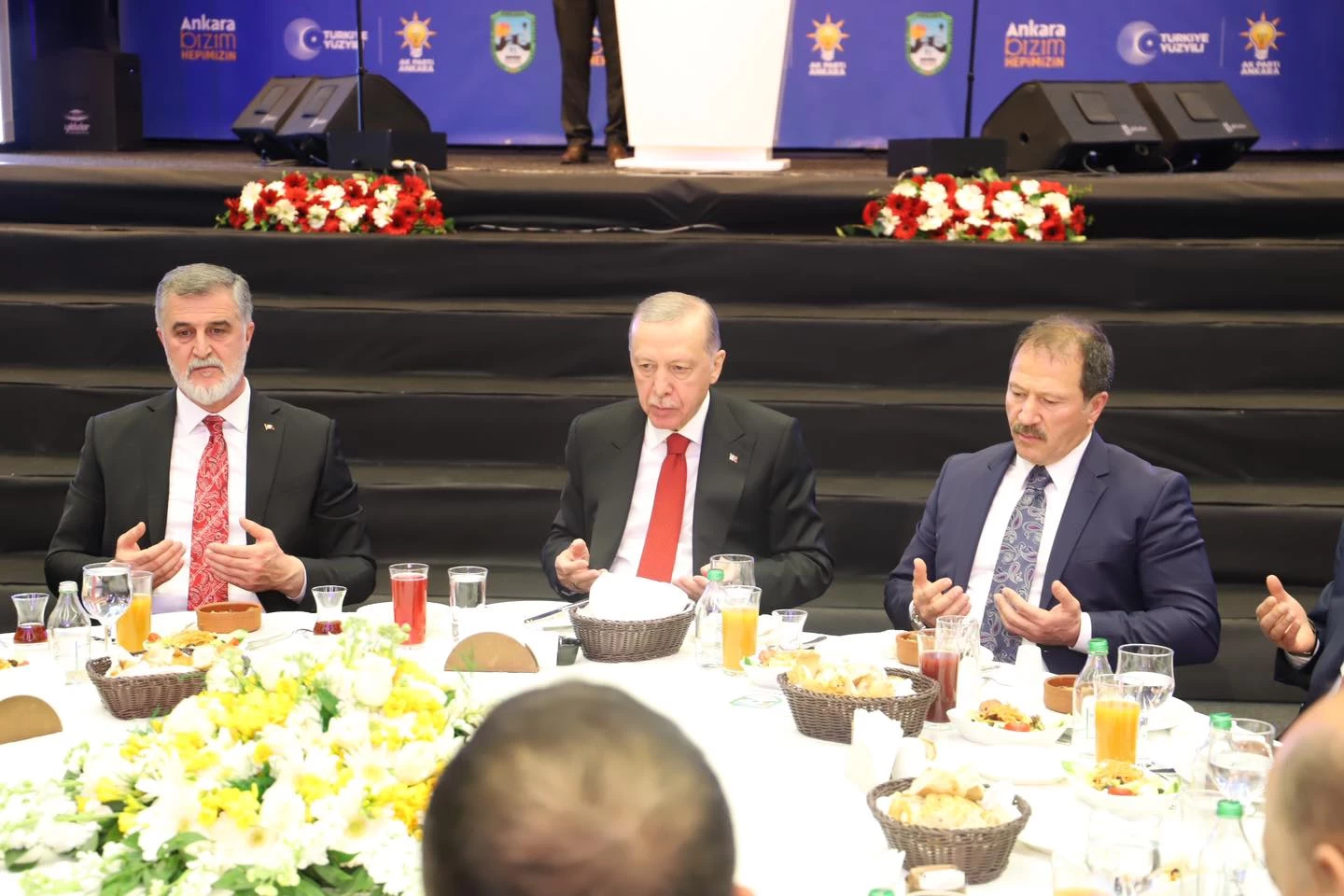 ANKESOB'un düzenlediği Esnaf buluşması iftar yemeği Cumhurbaşkanı Erdoğan'ın katılımı ile gerçekleşti