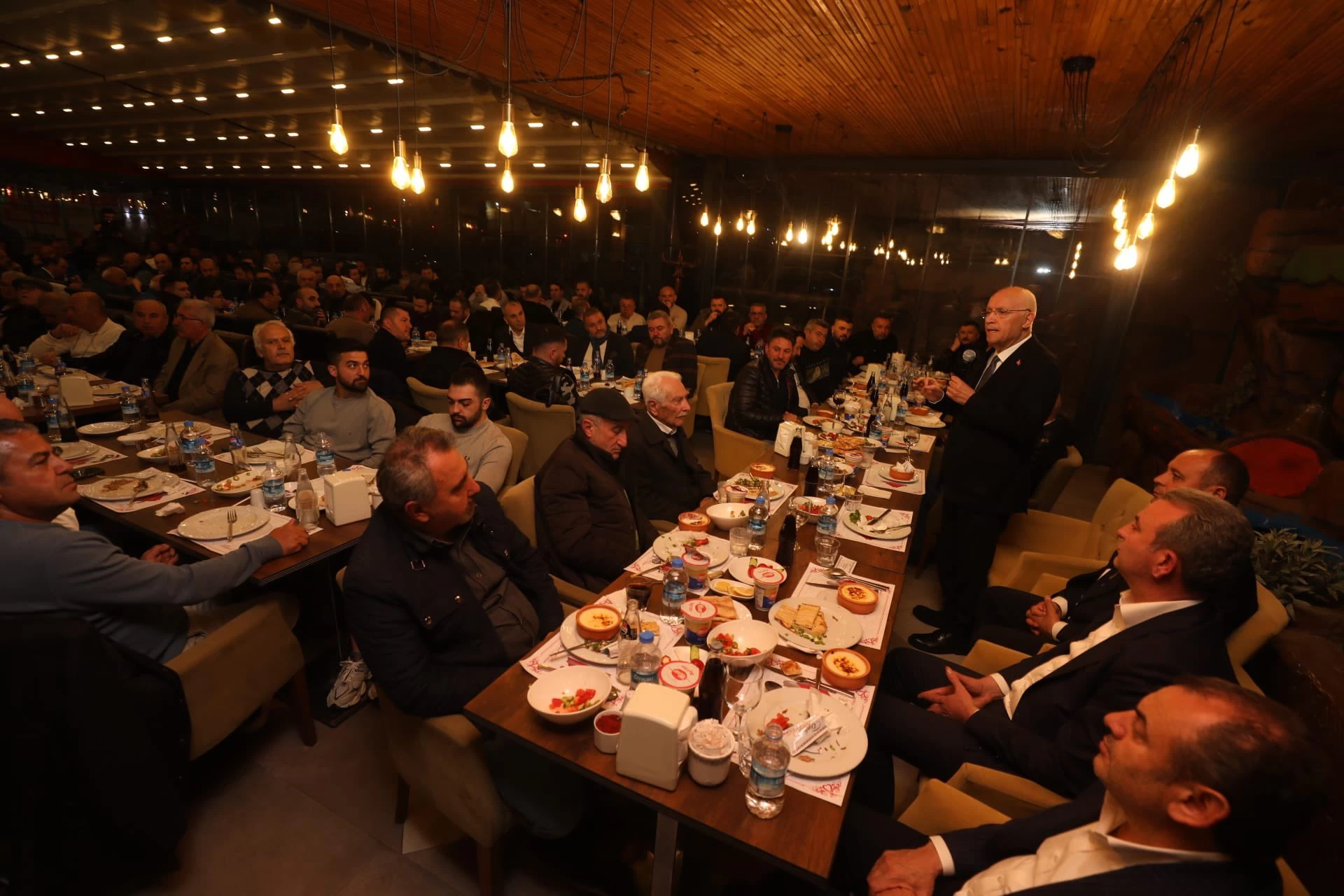 Yenimahalle Belediye Başkanı Fethi Yaşar esnaflar ile iftar sofrasında bir araya geldi - Resim : 2