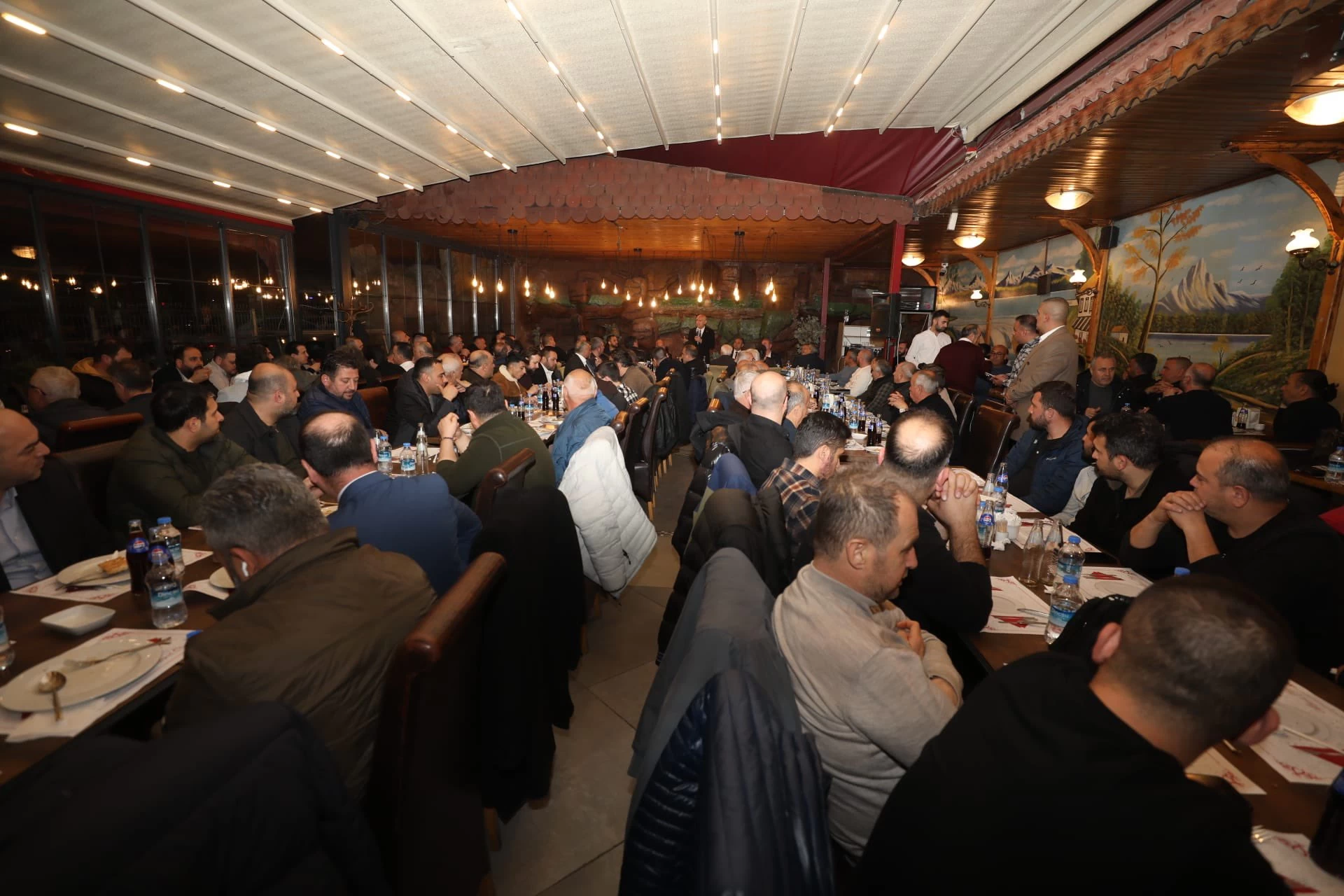 Yenimahalle Belediye Başkanı Fethi Yaşar esnaflar ile iftar sofrasında bir araya geldi