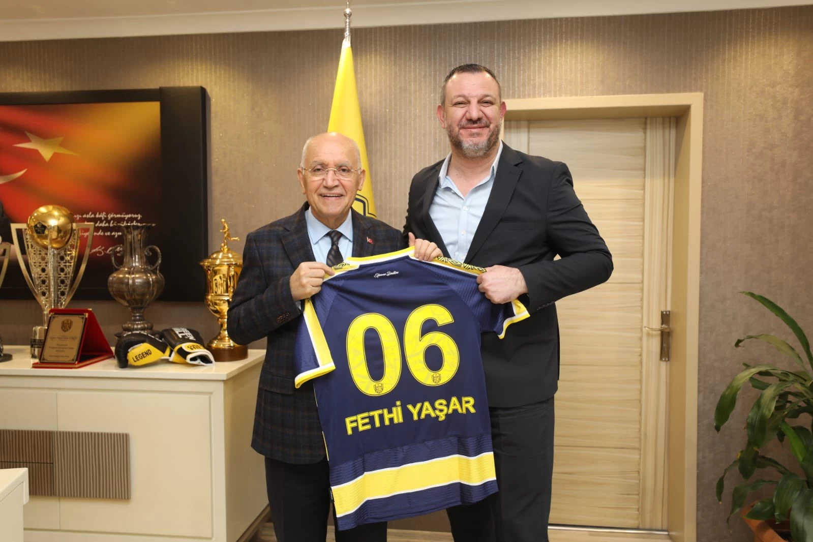 Yenimahalle Belediye Başkanı Fethi Yaşar Ankaragücü ve Gençlerbirliği'ni ziyaret etti