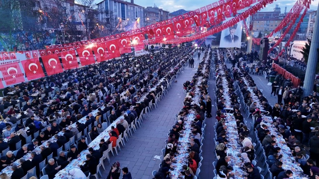 ABB Başkanı Yavaş, Kahramankazanlılarla iftarda bir araya geldi!