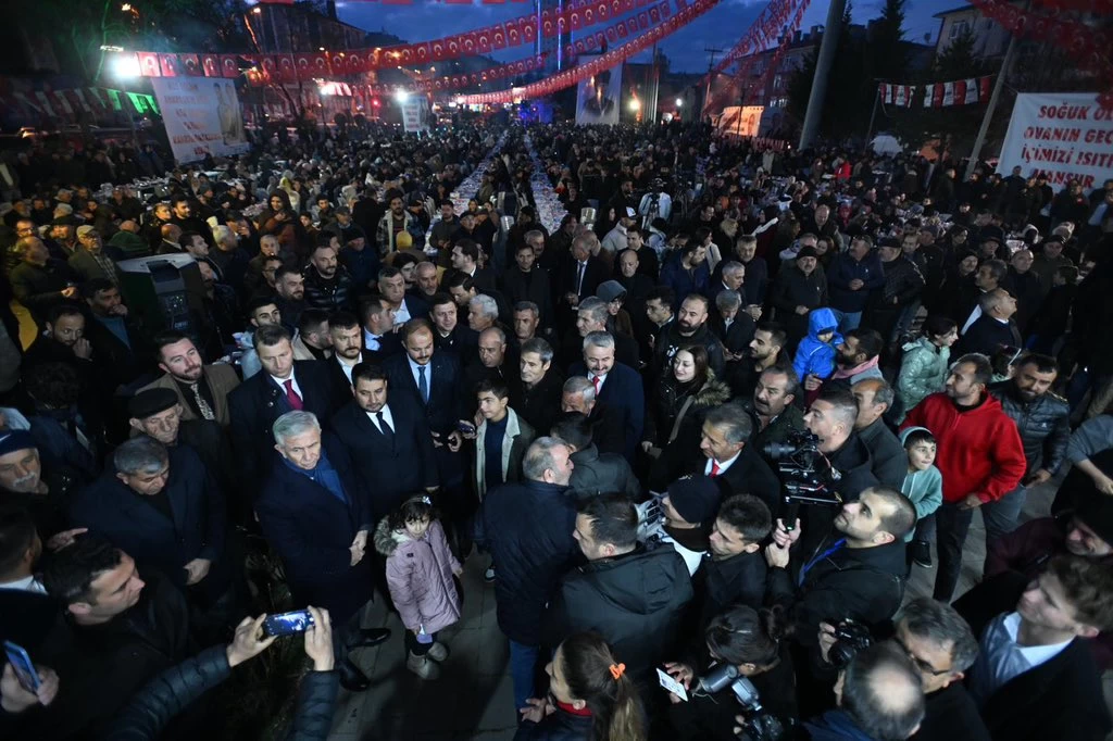 ABB Başkanı Yavaş, Kahramankazanlılarla iftarda bir araya geldi! - Resim : 3