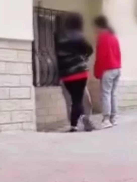 Ankara Sincan'da 3 kız birbirine girdi! Arkadaşları ayırmak yerine izlemeyi tercih etti