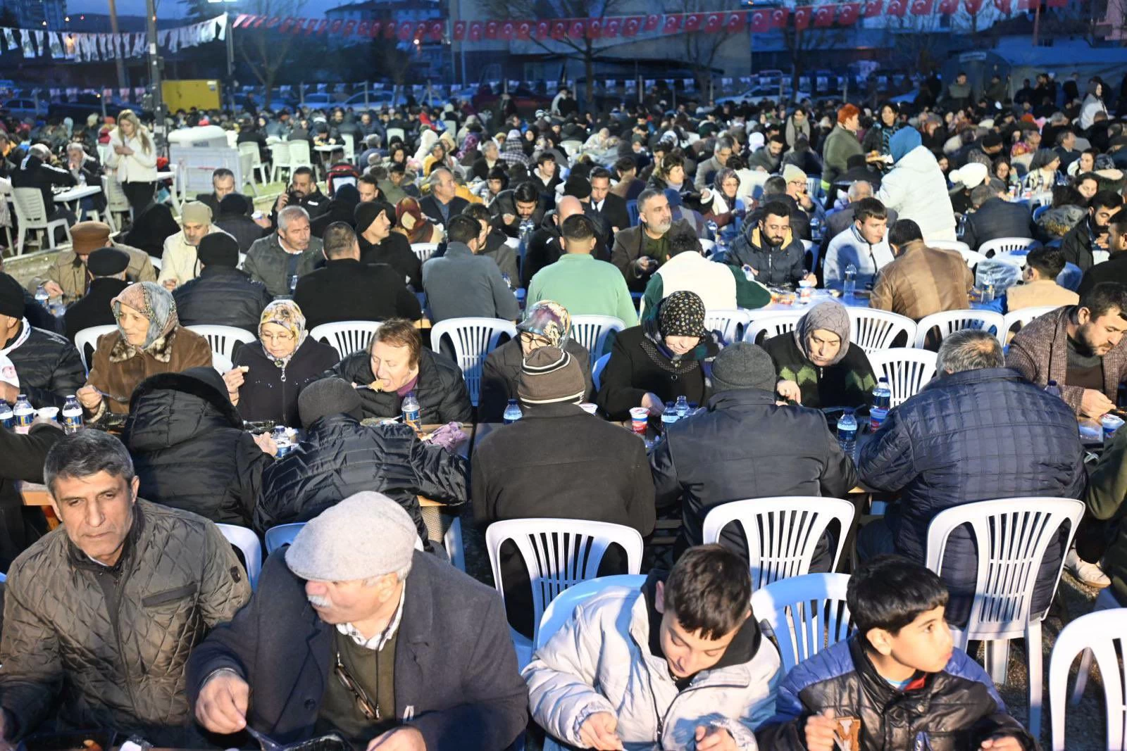 ABB Başkanı Mansur Yavaş Elmadağlılar ile iftar organizasyonunda buluştu! - Resim : 3