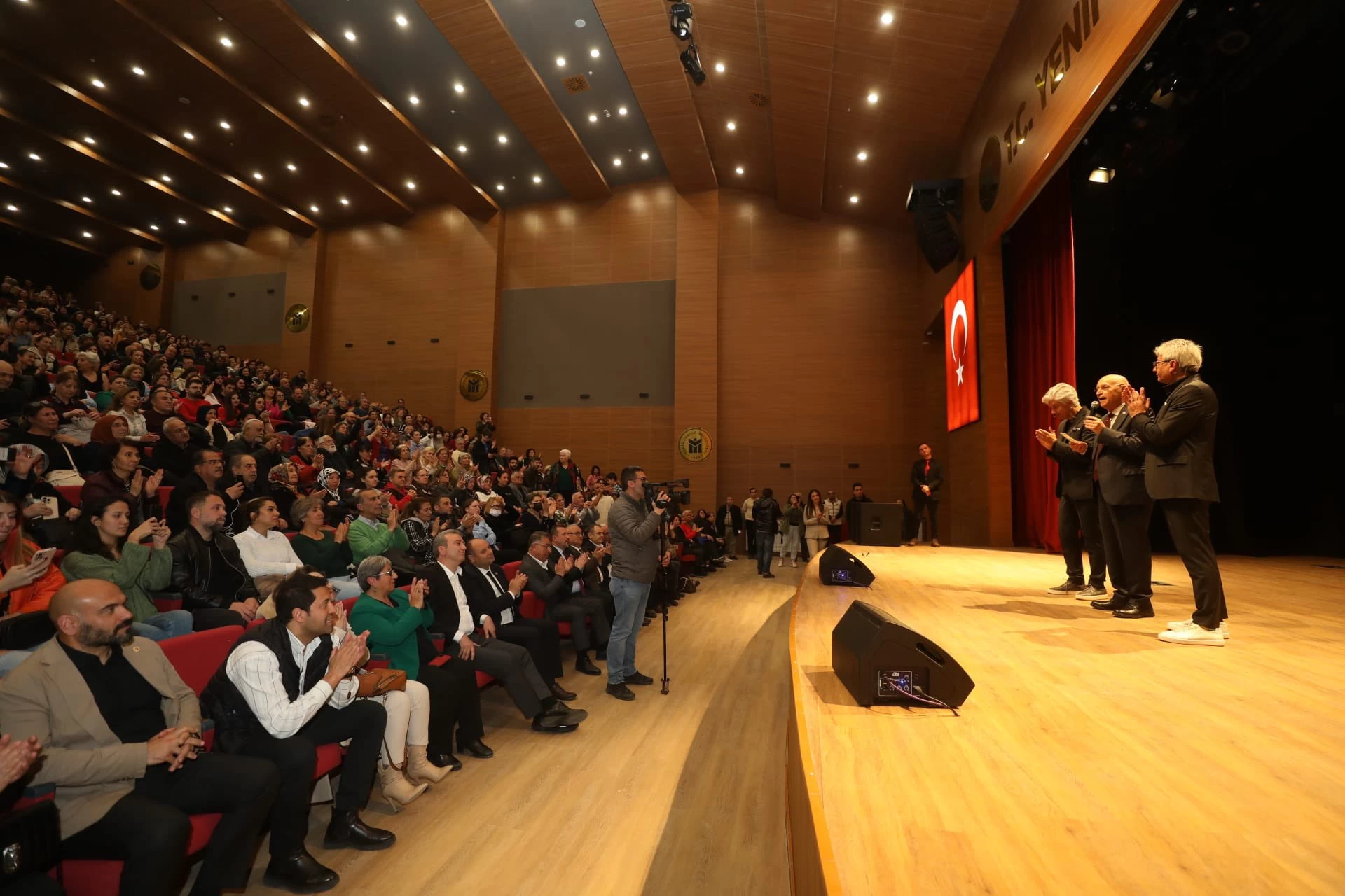 Yenimahalle Belediyesi Nejat Uygur Tiyatro Salonu ilk gösterisine ev sahipliği yaptı